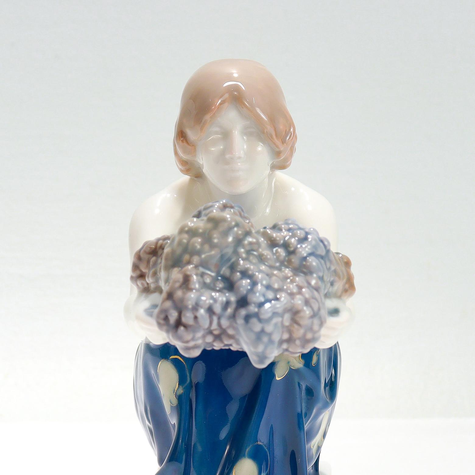 Figurilla antigua de porcelana Art Nouveau Rosenthal del Portador de la uva de Marcuse en venta 2