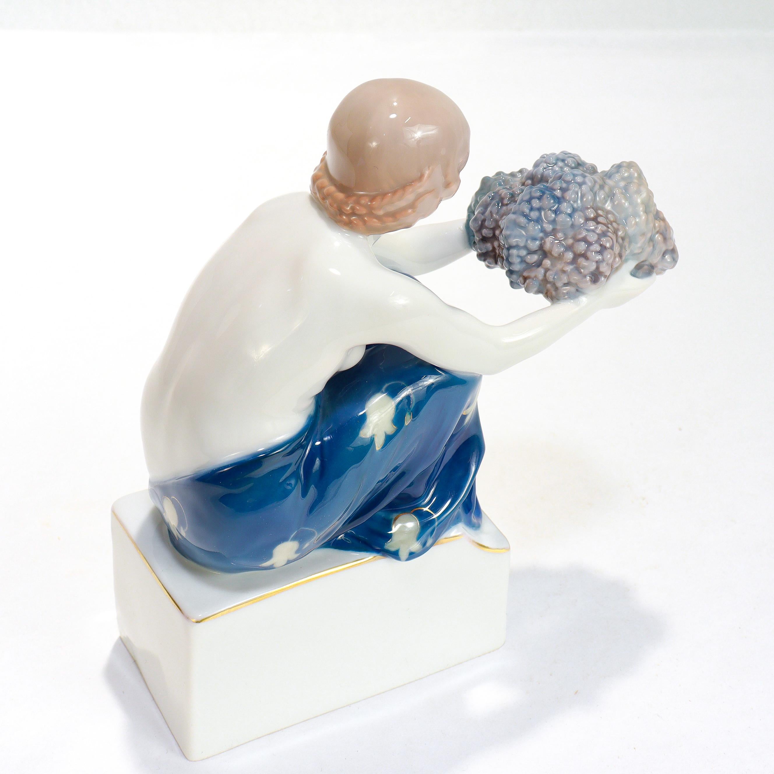 Figurilla antigua de porcelana Art Nouveau Rosenthal del Portador de la uva de Marcuse en venta 3