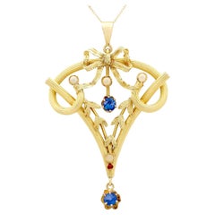 Ciondolo Art Nouveau del 1900 in oro giallo con rubino, zaffiro e perle