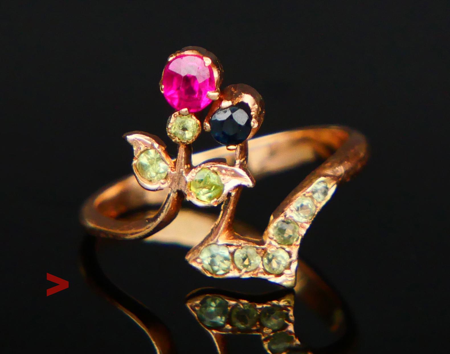  Antiker russischer Ring aus der Jugendstilzeit mit ausgeprägtem floralem Design und hochwertiger Handwerkskunst mit bestimmten, damals beliebten Edelsteinen:  Russische Ural-grüne Demantoid-Granate, Rubin und Saphir. Das Band scheint aus Gelbgold