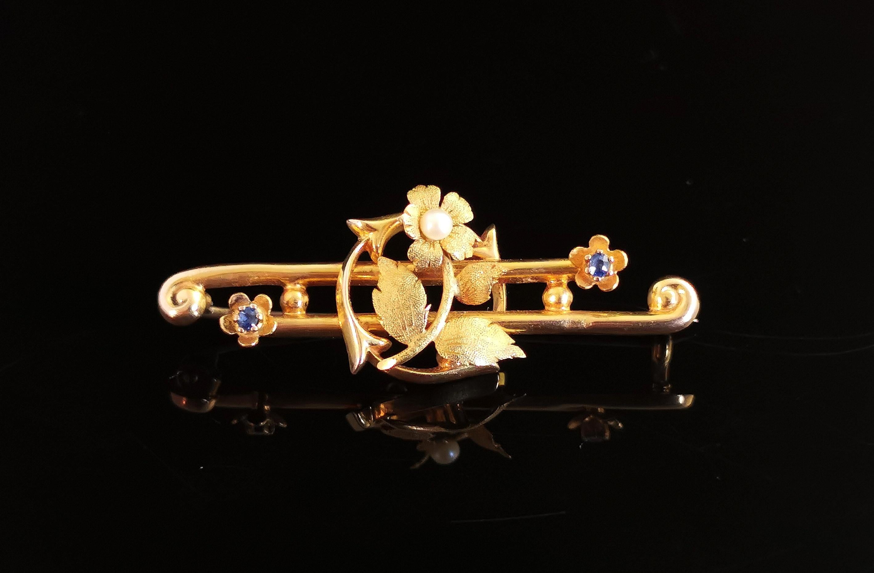 Antique Art Nouveau Sapphire and Pearl Flower Brooch, Boxed, 15k Yellow Gold In Good Condition For Sale In NEWARK, GB