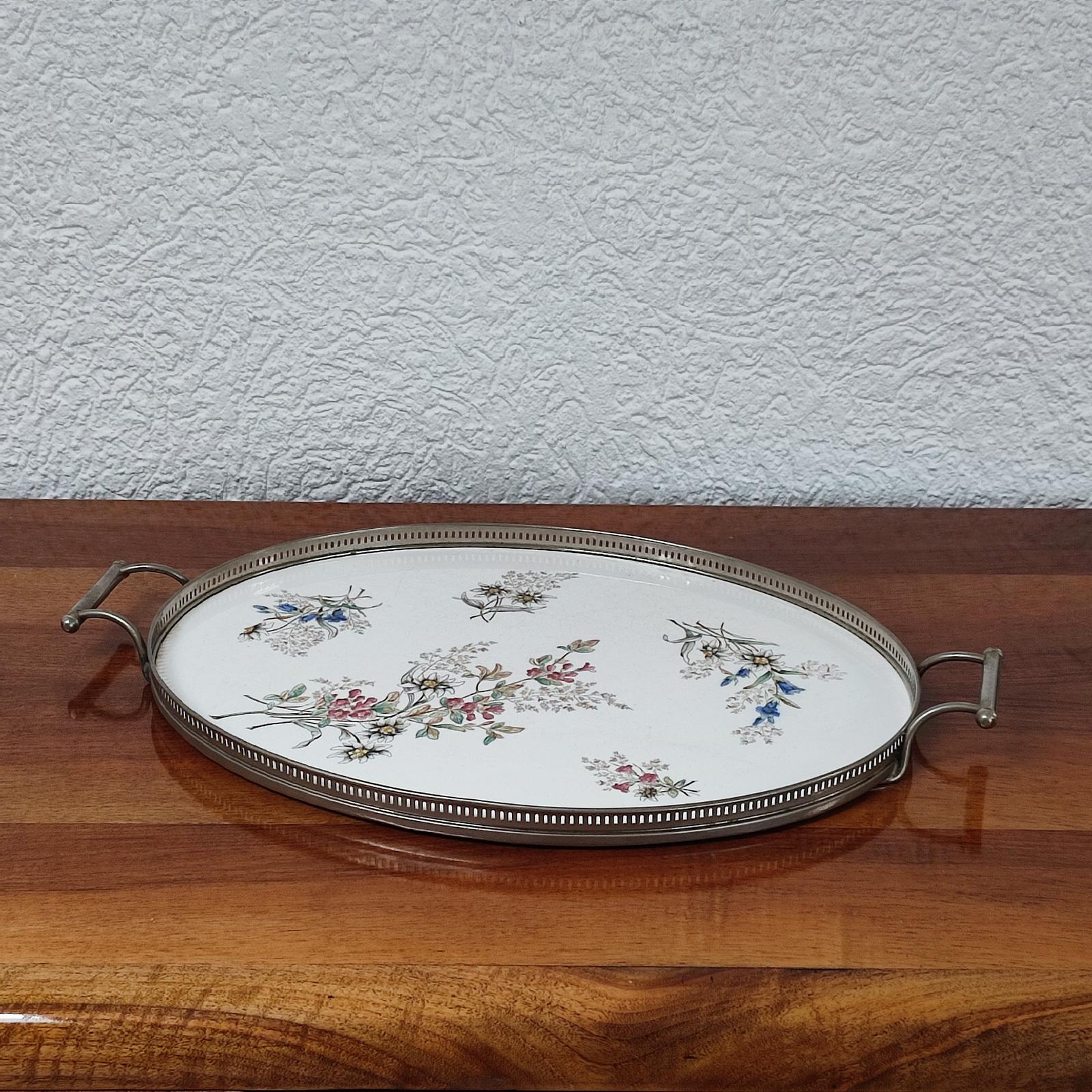 Antikes Sarreguemines Fayence-Tablett im Art nouveau-Stil in Metallrahmen, Edelweiss-Dekor (Französisch) im Angebot