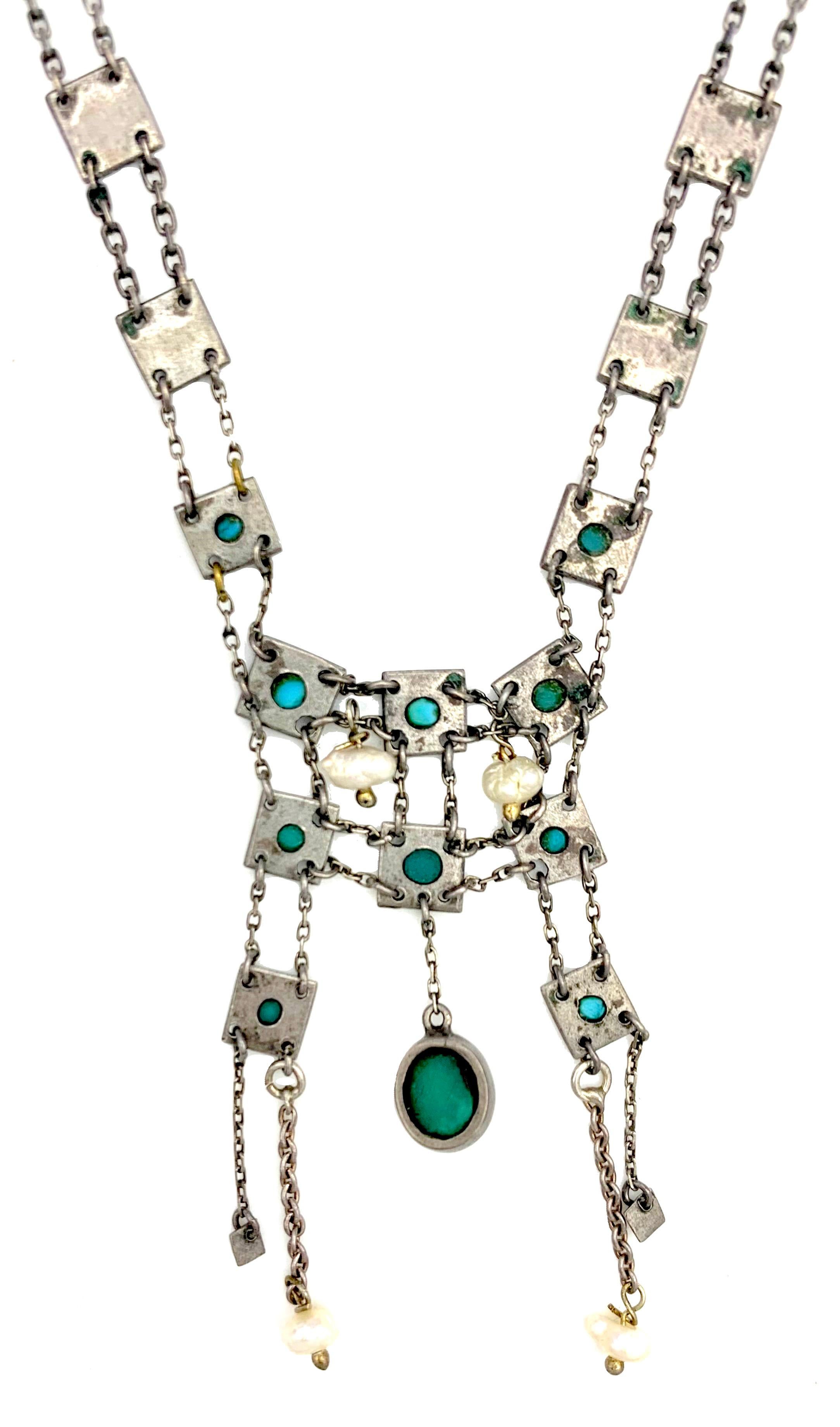 Cabochon Collana antica Art Nouveau Secessionista con cabochon di turchese River Pearl in metallo in vendita