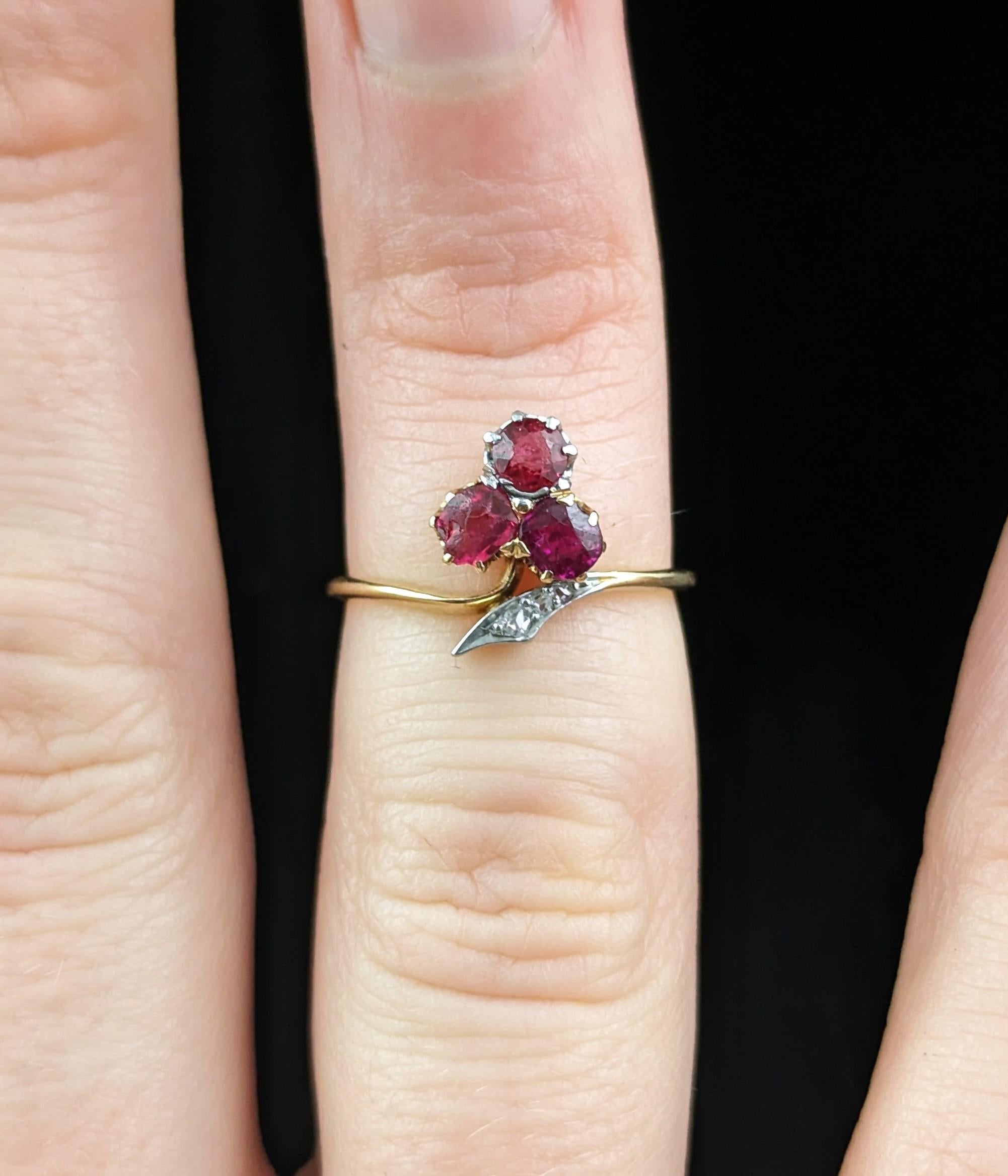 Antique Art Nouveau shamrock ring, Ruby, Diamond and Garnet doublet, 18k gold  For Sale 5