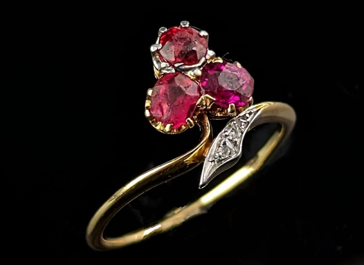 Antique Art Nouveau shamrock ring, Ruby, Diamond and Garnet doublet, 18k gold  In Fair Condition For Sale In NEWARK, GB