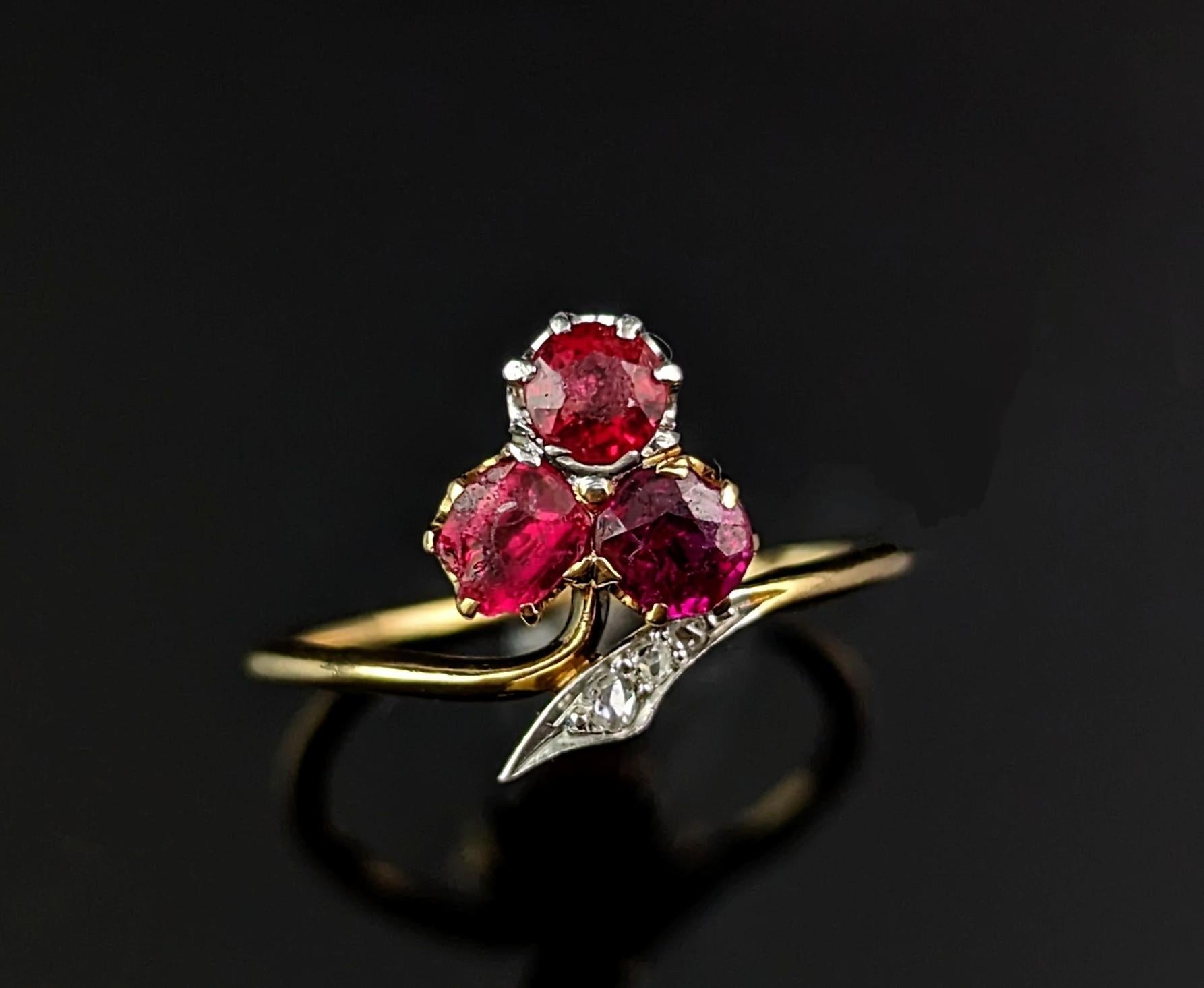 Antique Art Nouveau shamrock ring, Ruby, Diamond and Garnet doublet, 18k gold  For Sale 1