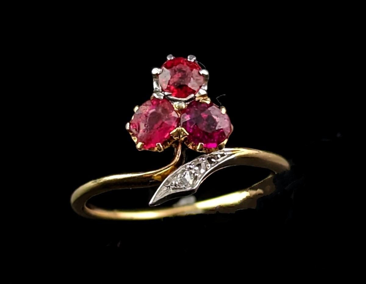 Antique Art Nouveau shamrock ring, Ruby, Diamond and Garnet doublet, 18k gold  For Sale 2
