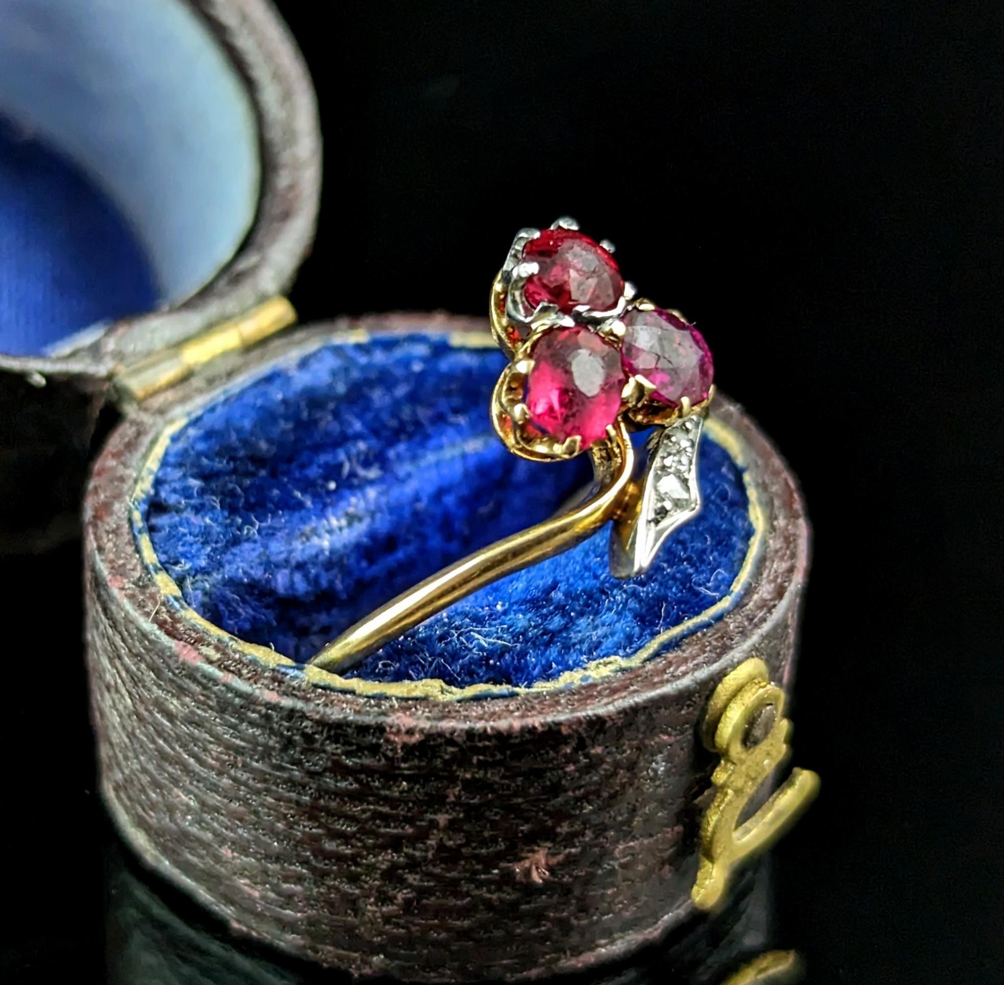 Antique Art Nouveau shamrock ring, Ruby, Diamond and Garnet doublet, 18k gold  For Sale 3
