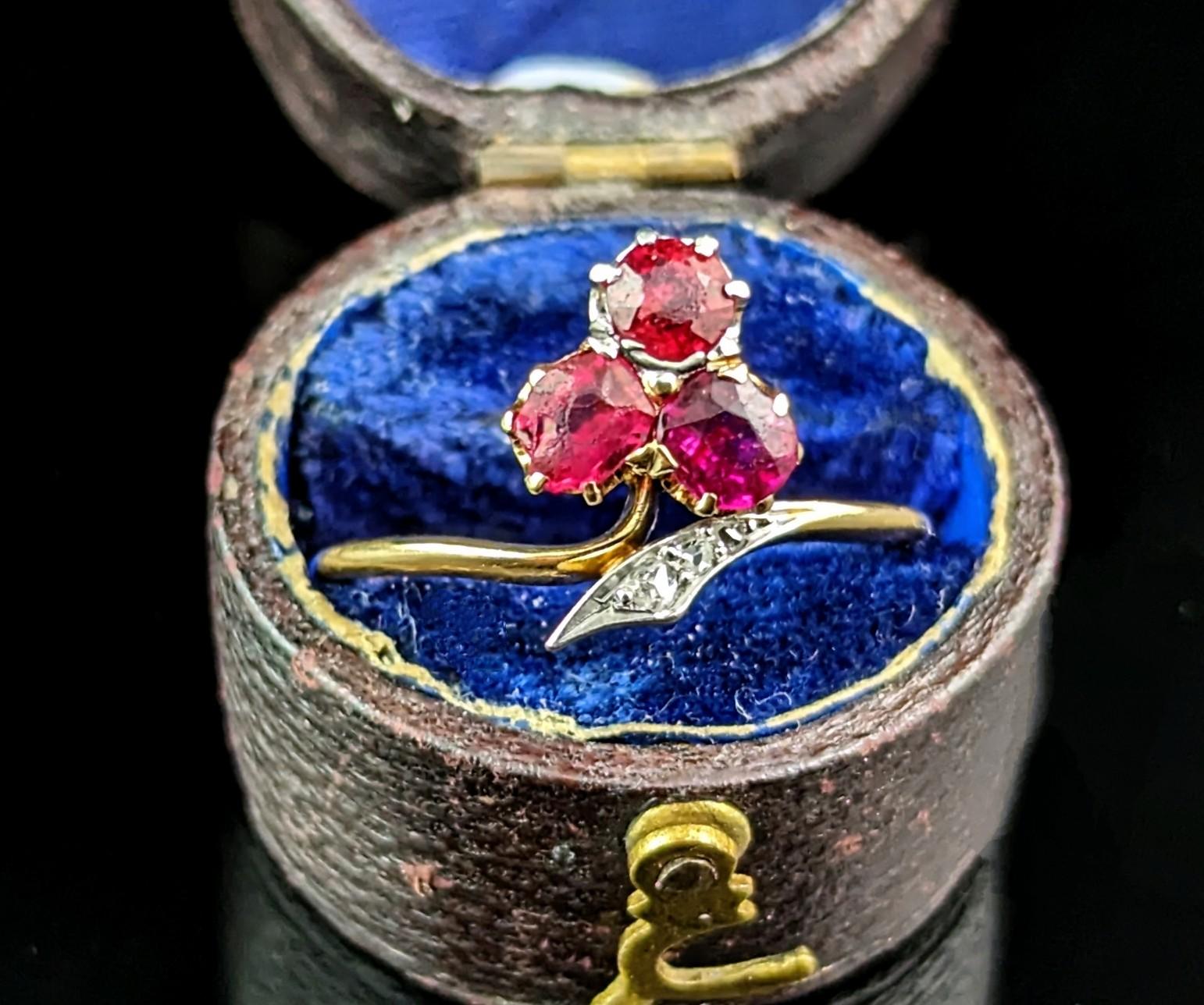 Antique Art Nouveau shamrock ring, Ruby, Diamond and Garnet doublet, 18k gold  For Sale 4
