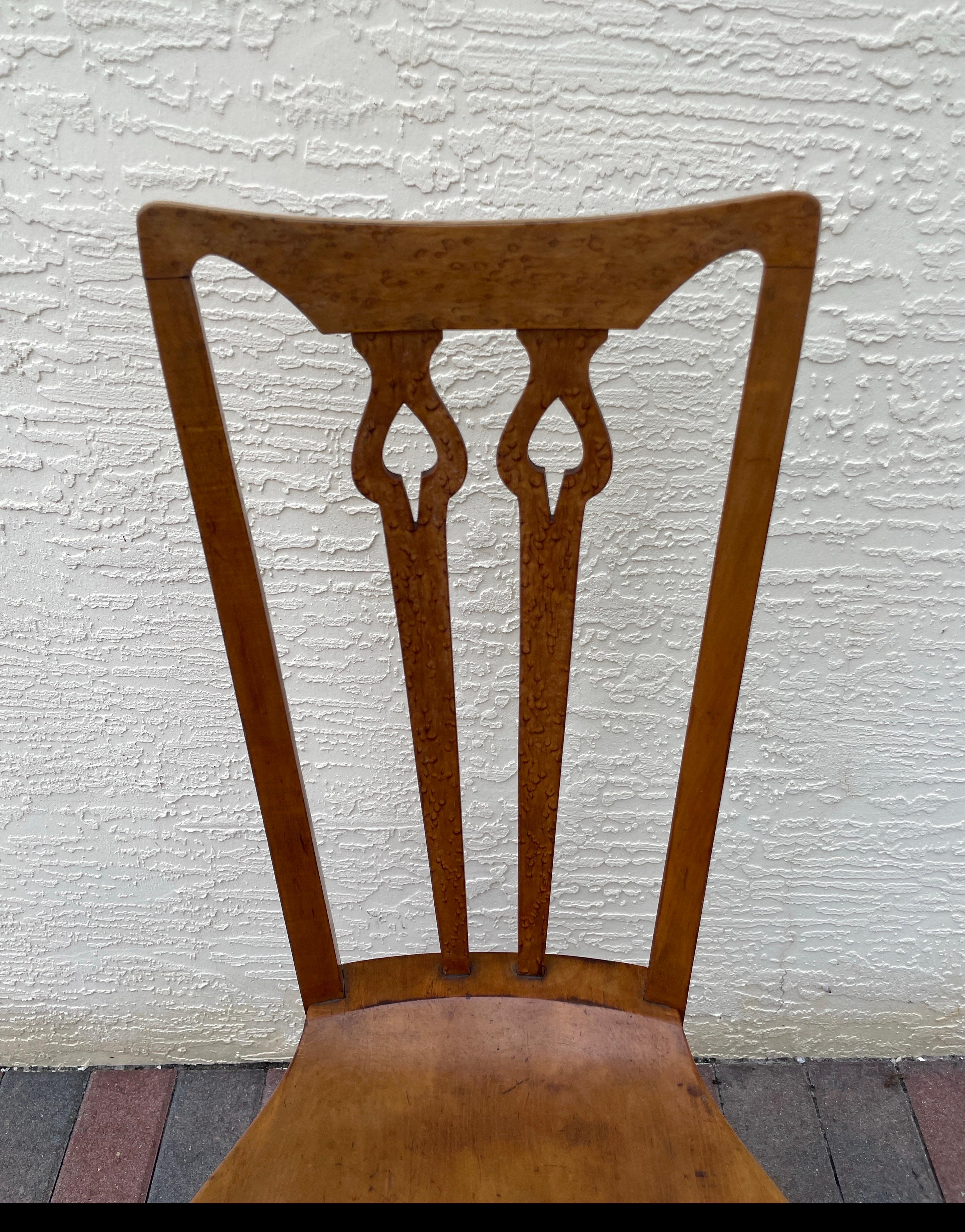 Silla auxiliar antigua Art Nouveau fabricada con arce Hardrock y chapa de arce Birdseye. Una sillita muy dulce. 