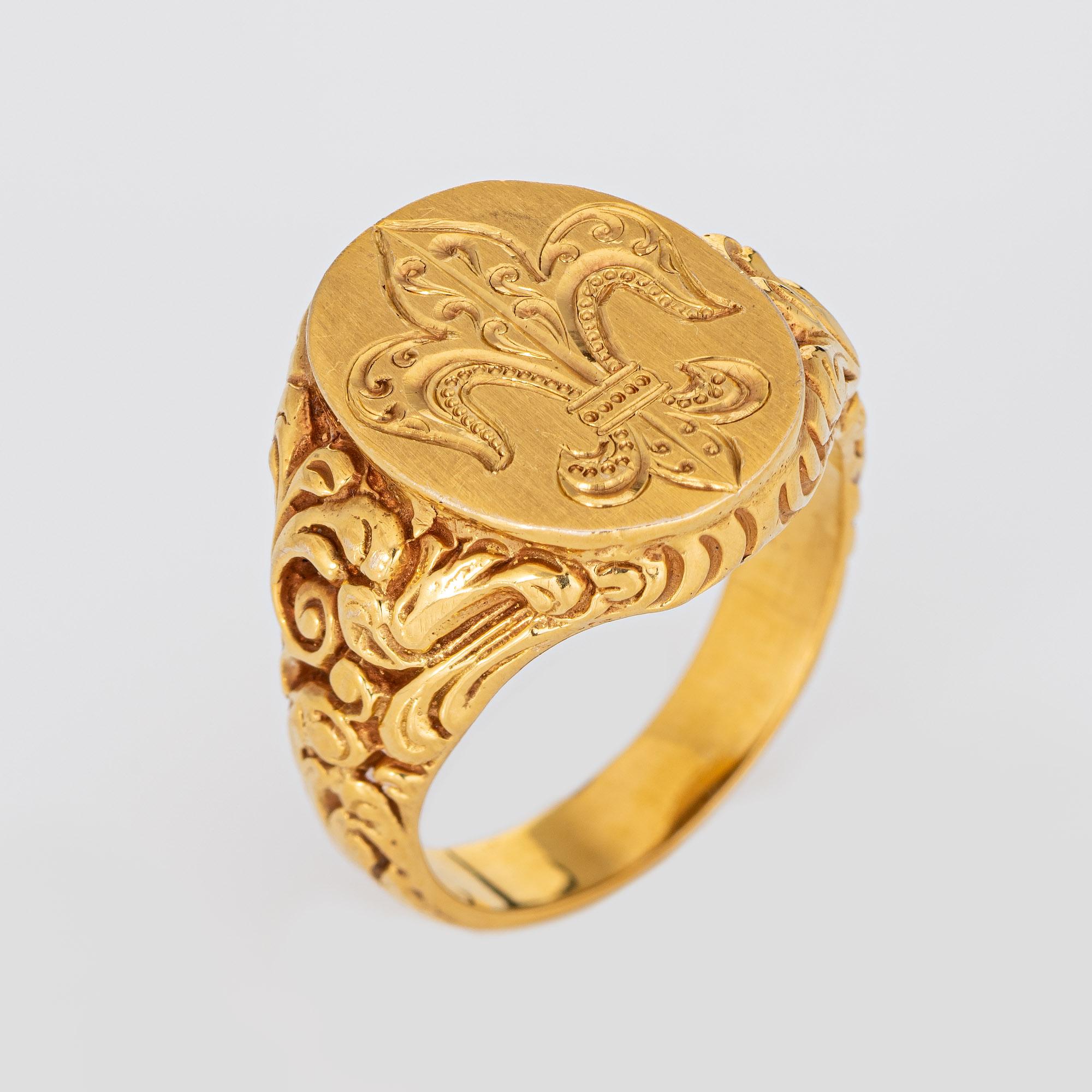 Fein detaillierter antiker Jugendstil-Siegelring (um 1900 bis 1910) aus 14 Karat Gelbgold. 

Der Siegelring ist mit einem stilisierten Fleur de lis-Motiv versehen. Die seitlichen Schultern sind tief gerillt und mit repoussierenden Details versehen.
