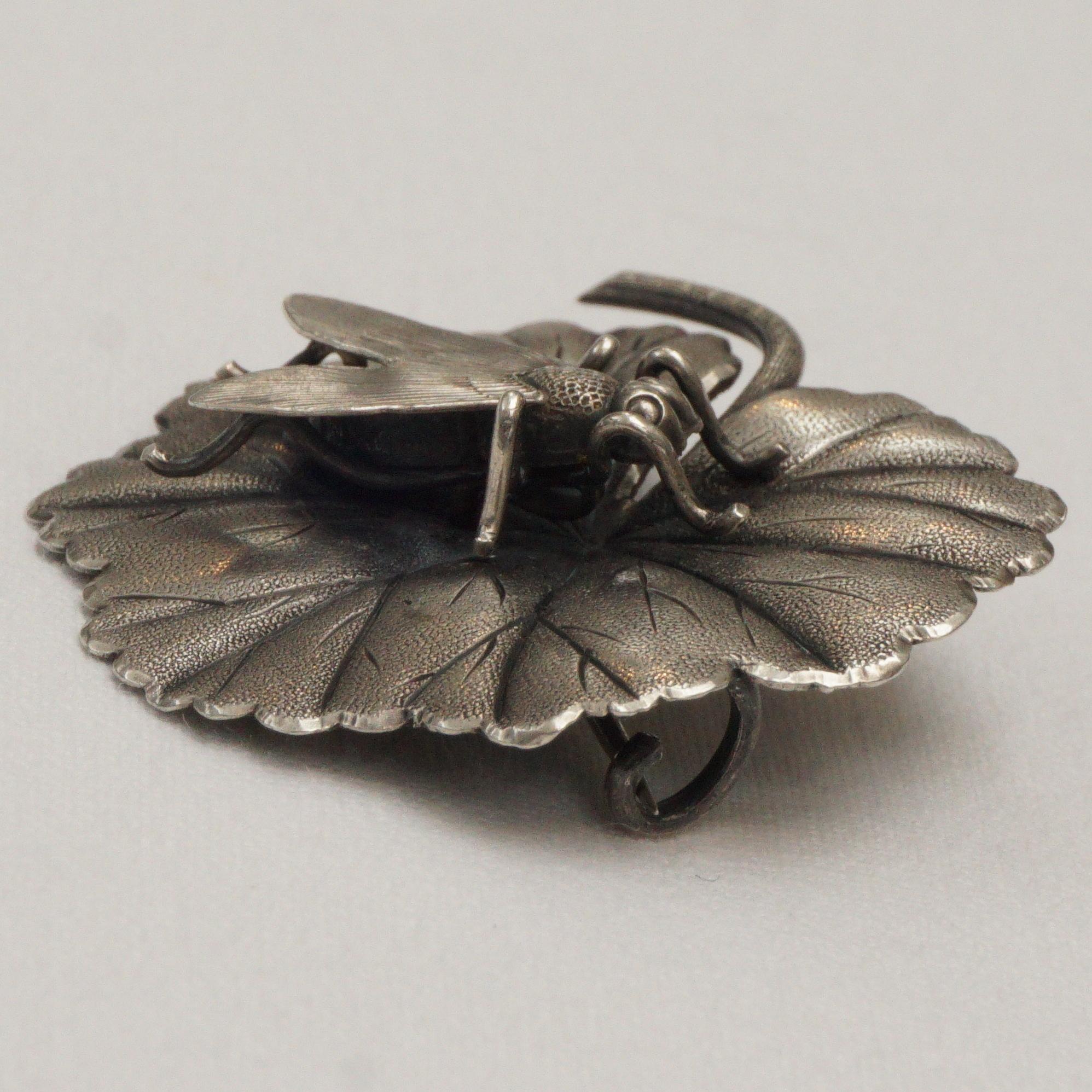 Antique Art Nouveau Silver Brooch with a Fly Settled on a Leaf circa 1910  In Good Condition For Sale In London, GB