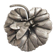 Broche ancienne en argent Art nouveau avec une mouche posée sur une feuille, c. 1910 