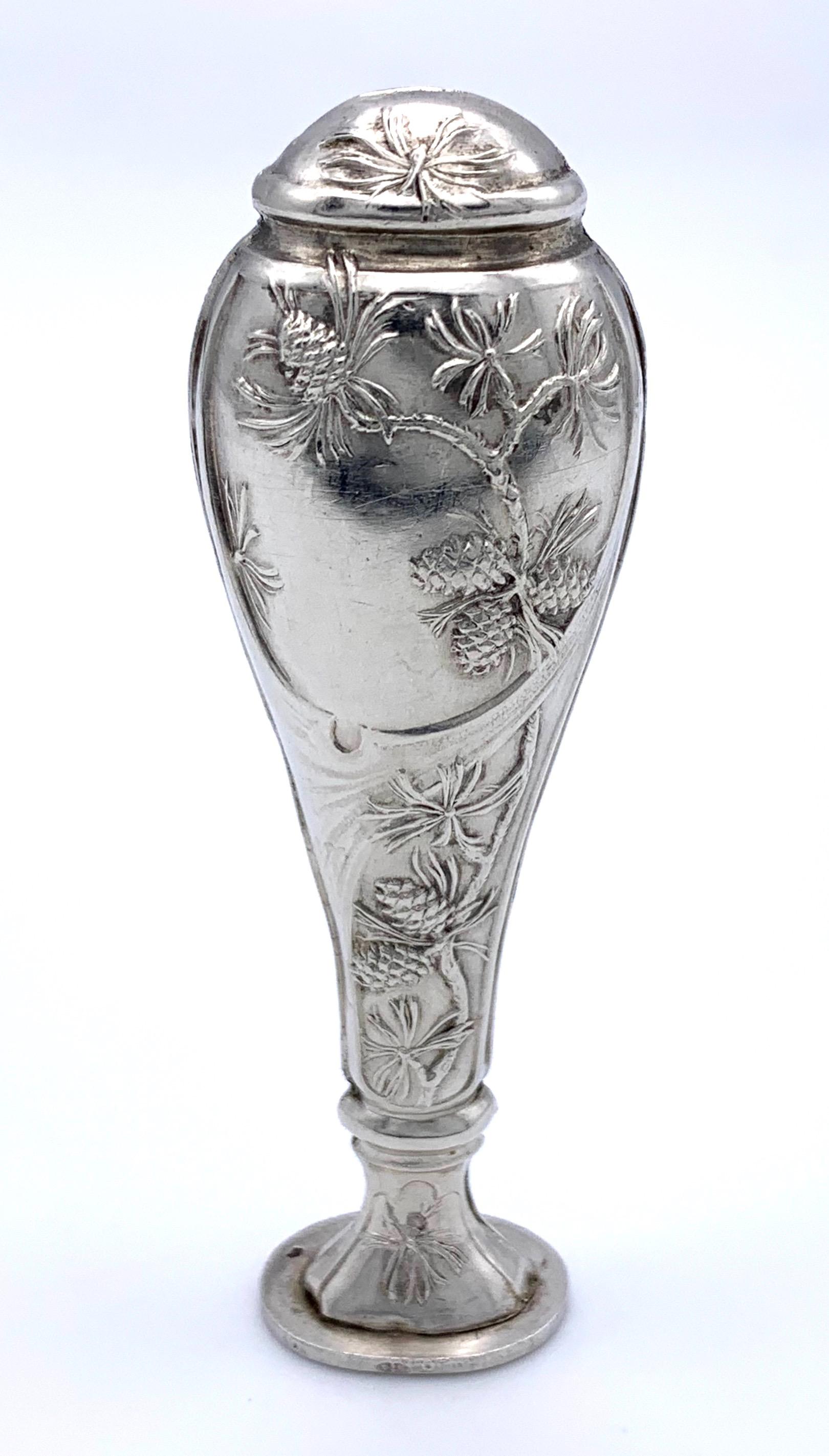 Questo sigillo d'argento con una piastrina inutilizzata incarna il forte design dell'Art Nouveau francese. Bellissime volute, espressivi rami di pino e pigne formano questa decorazione armoniosa. 
Sul sigillo sono impressi i marchi francesi