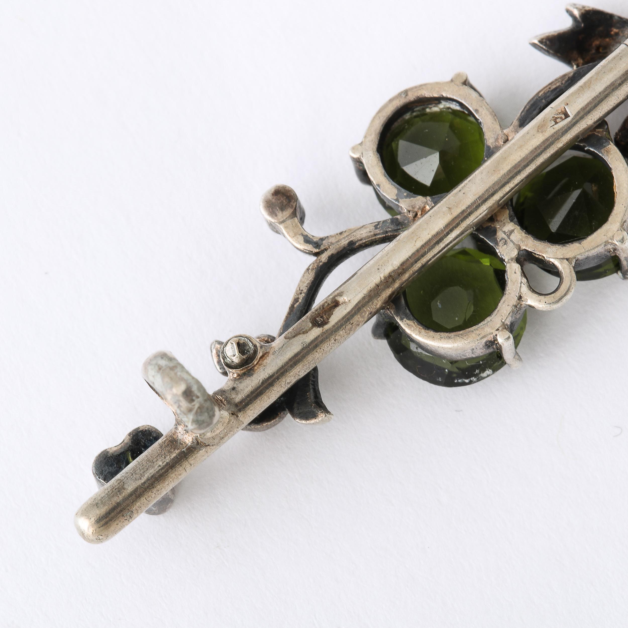 Antique  Art Nouveau Silver Floral Bar Pin Set with Peridots and Seed pearls For Sale 5
