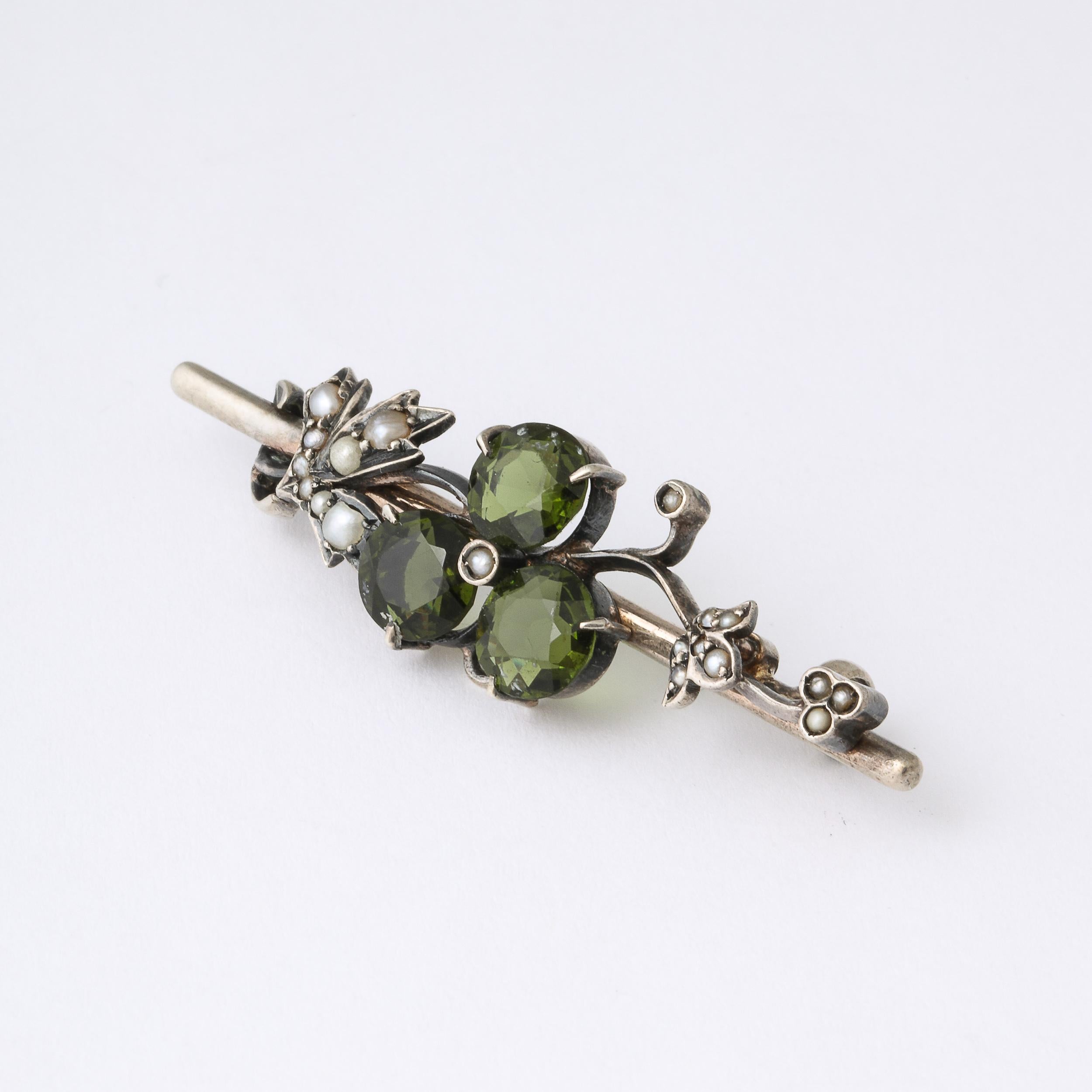 Antique  Art Nouveau Silver Floral Bar Pin Set with Peridots and Seed pearls In Good Condition For Sale In New York, NY