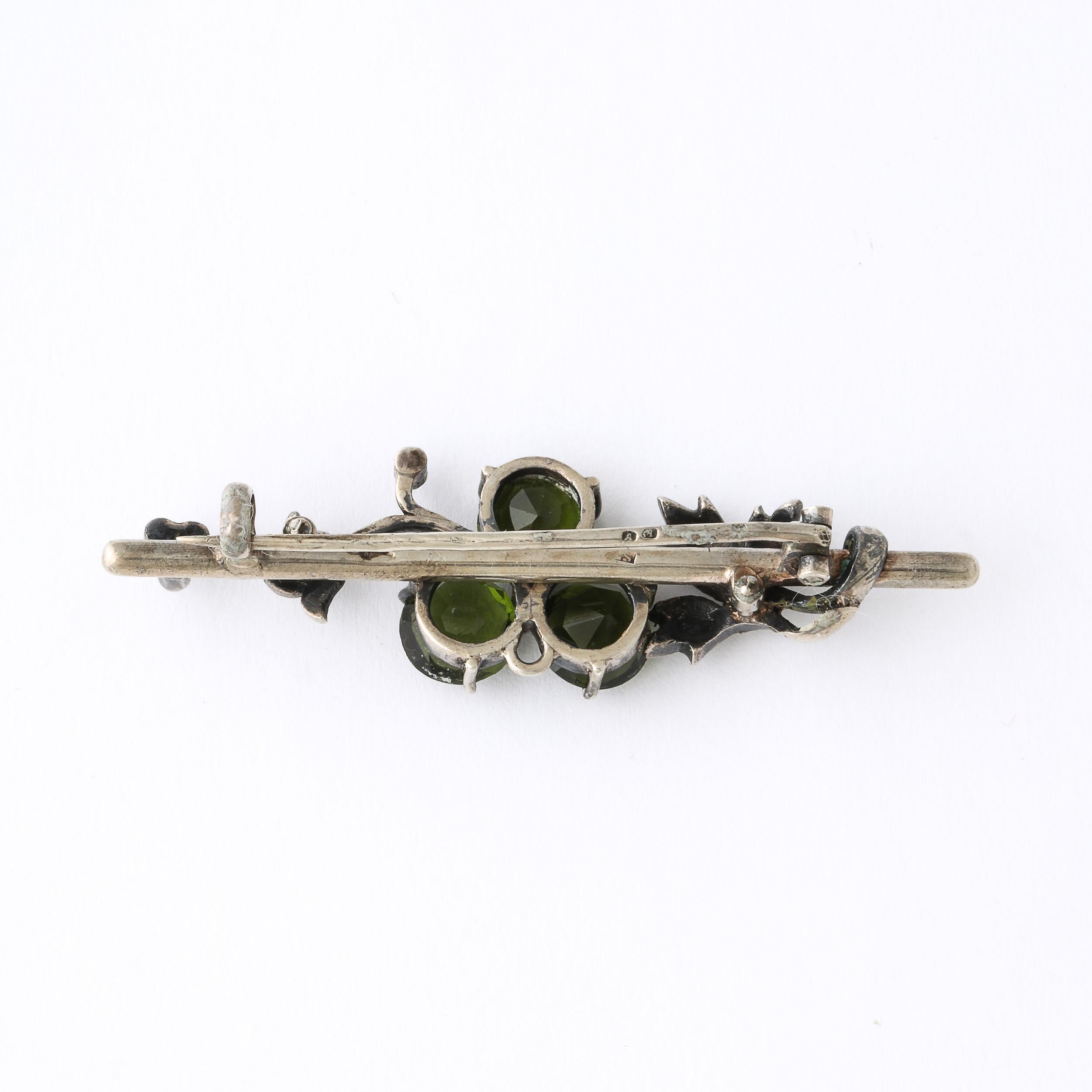 Antike  Jugendstil Silber Floral Bar Pin Set mit Peridots und Saatperlen im Zustand „Gut“ im Angebot in New York, NY