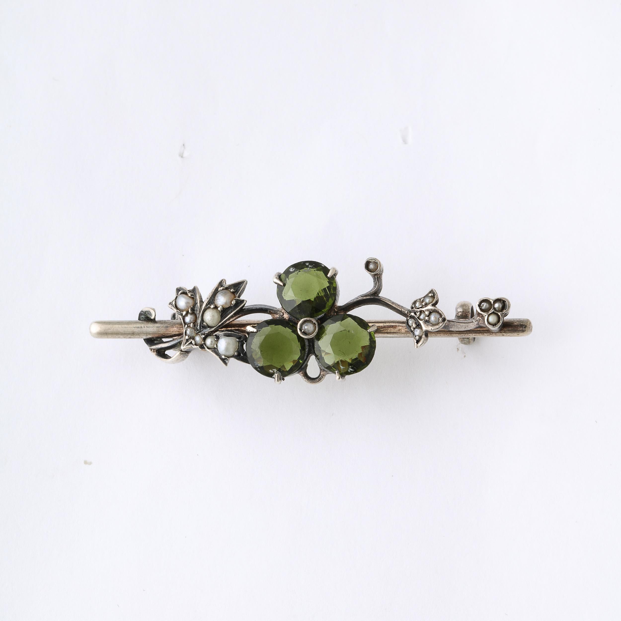 Antique  Art Nouveau Silver Floral Bar Pin Set with Peridots and Seed pearls For Sale 2