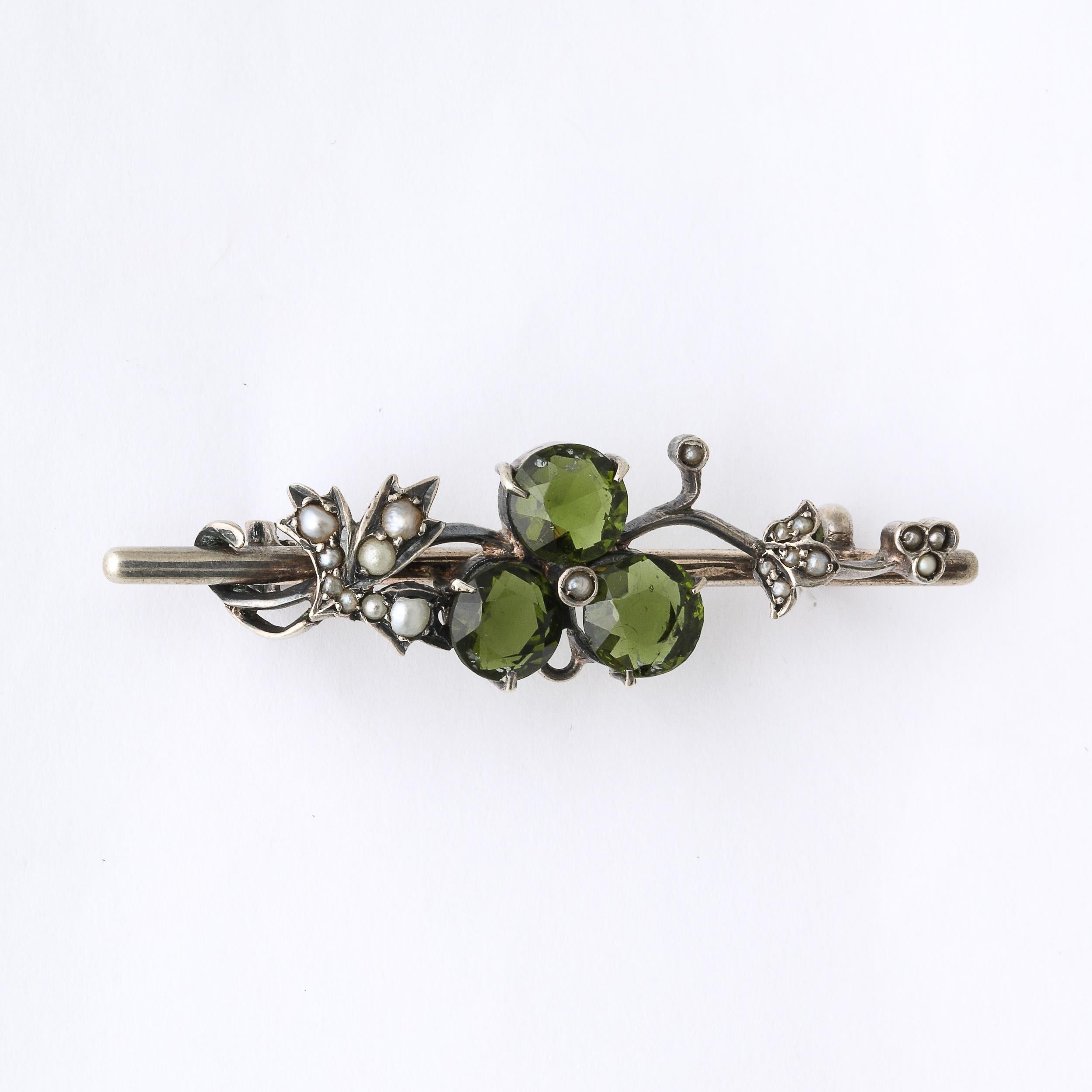 Antique  Art Nouveau Silver Floral Bar Pin Set with Peridots and Seed pearls For Sale 3