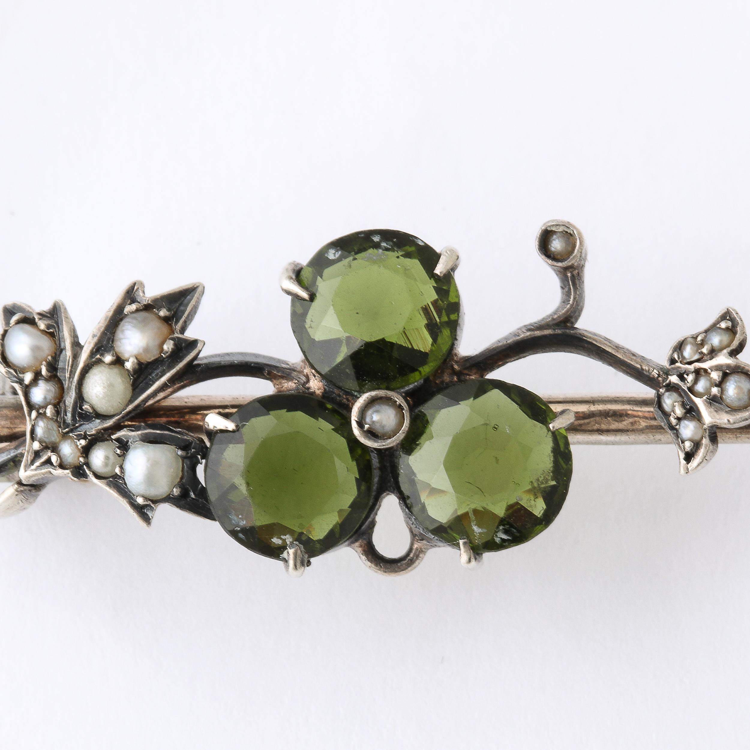 Antique  Art Nouveau Silver Floral Bar Pin Set with Peridots and Seed pearls For Sale 4