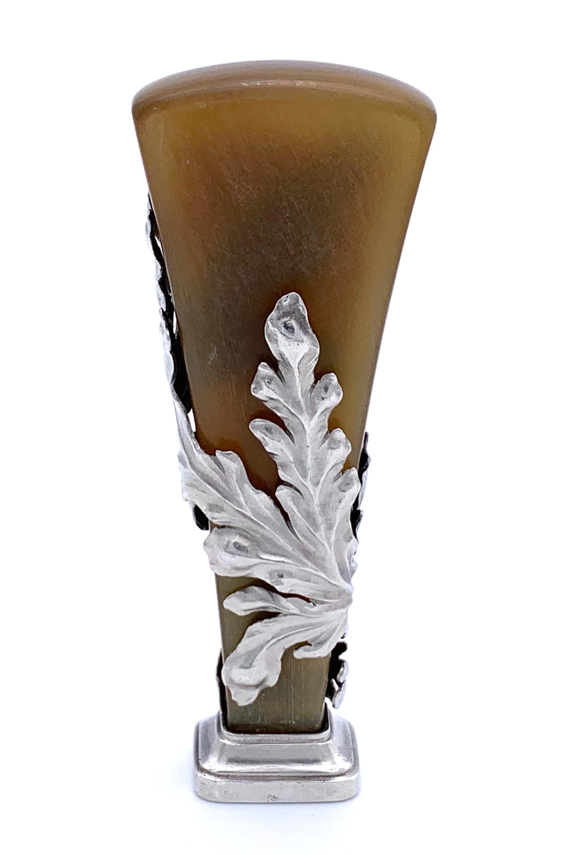 Silver acanthus foliage seal with a horn handle.
French makers mark in a lozenge, silver hallmarks.
The bottom side of the seal has never been used and can be engraved.
1895 ca.