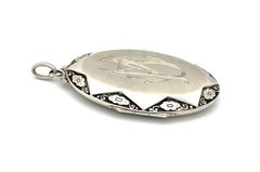 Antico ciondolo a medaglione d'argento in stile liberty con iniziali legate MB