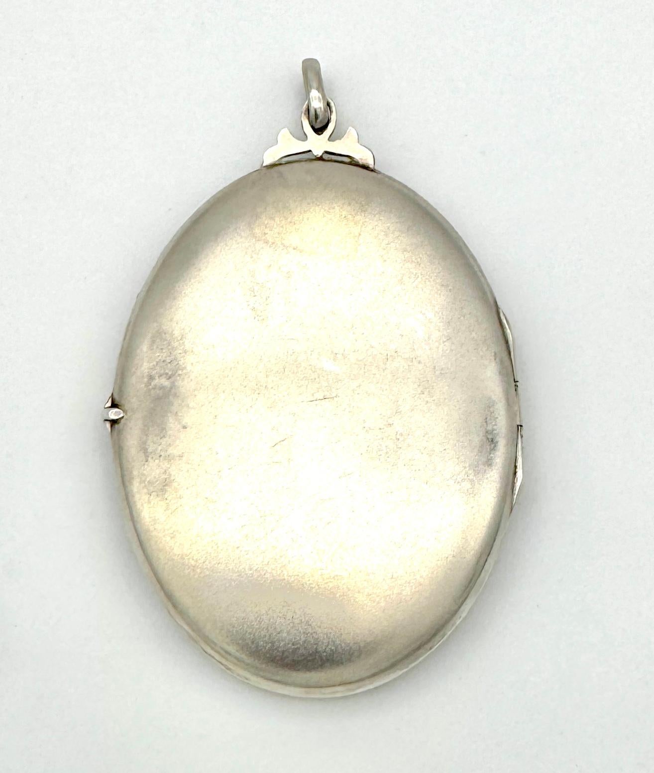 Art nouveau Pendentif médaillon Art Nouveau ancien en argent avec initiales liées MB en vente