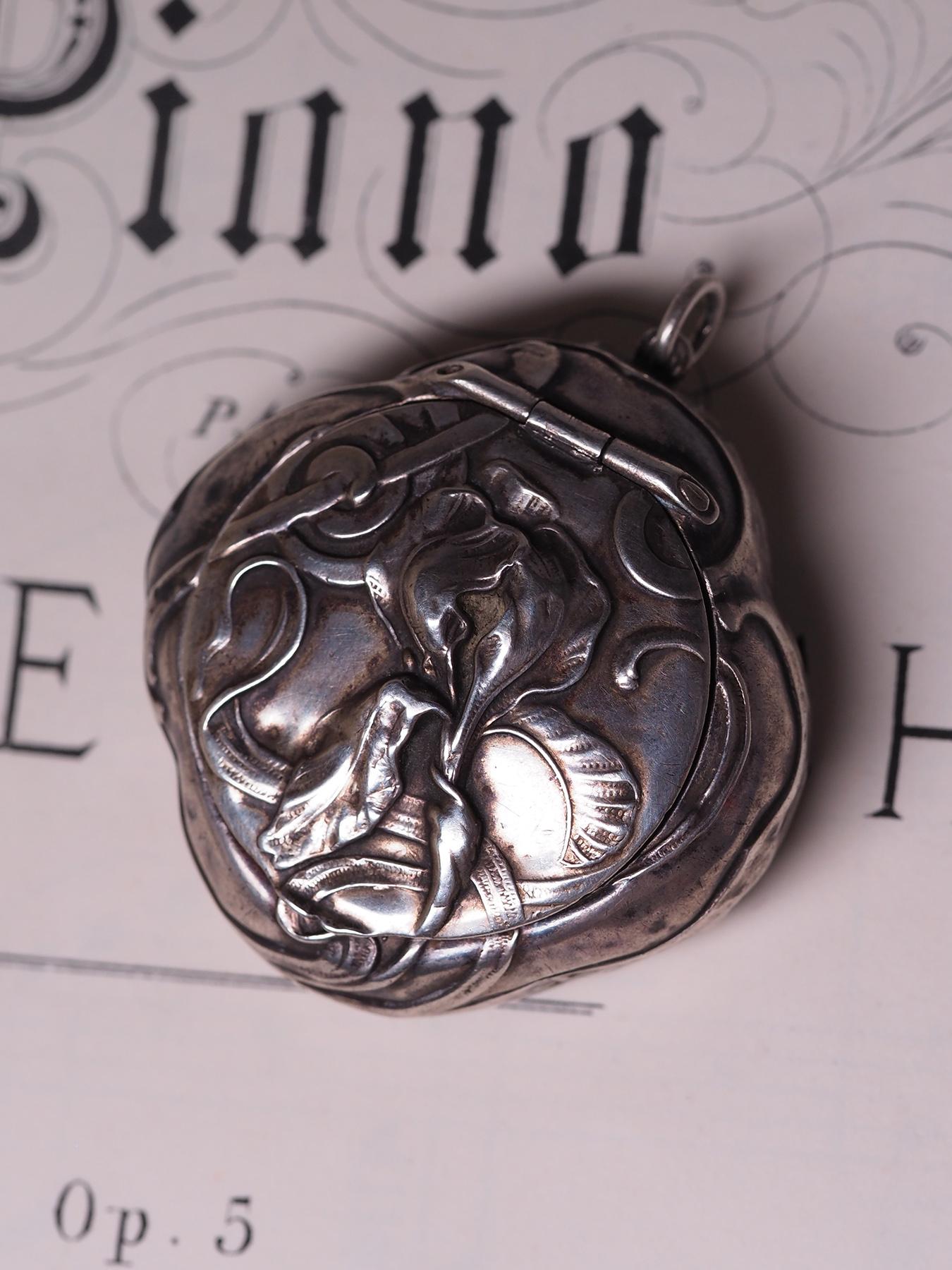 Iris Antique Art Nouveau Silver Locket Mirror French Jewelry 1900 For Sale 5