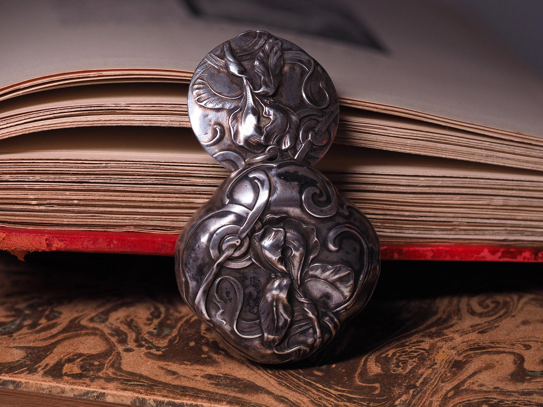 French Art Nouveau Silver Locket with mirror

locket measurements - 0.75 х 1.73 х 2.05 in / 19 х 44 х 52 mm

weight - 14.63 grams 
