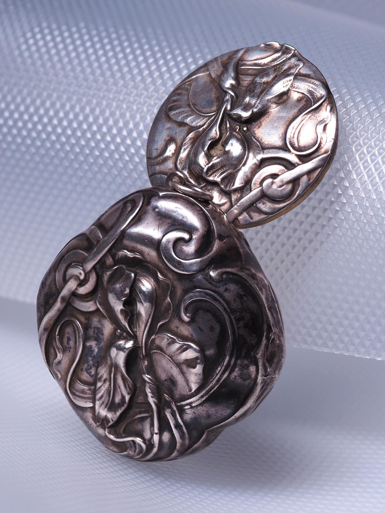 Iris Antique Art Nouveau Silver Locket Mirror French Jewelry 1900 For Sale 2