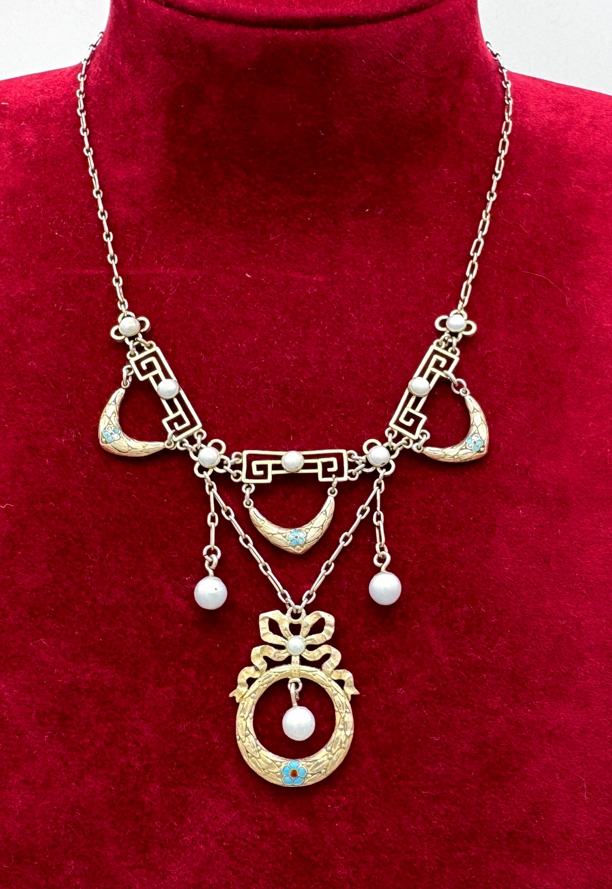 Collana d
argento antica Art Nouveau Corona di fiori smaltati blu pallido Perla naturale in vendita