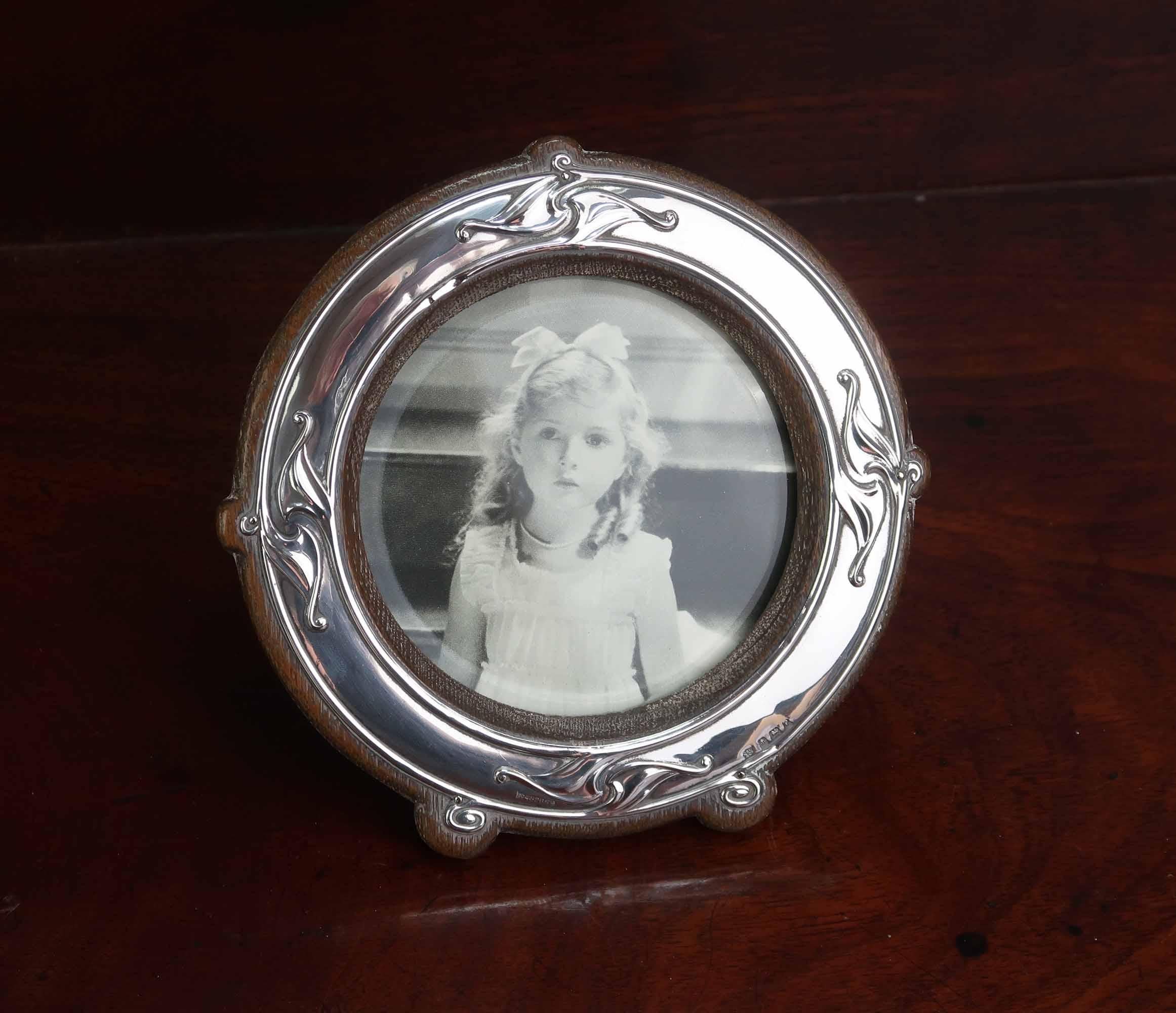 
Bellissimo portafoto in argento

In stile art nouveau

Un buon marchio chiaro di Birmingham 1905

Vetro smussato originale

Buono stato

Schienale originale in Oak

Spedizione gratuita nel Regno Unito
 
