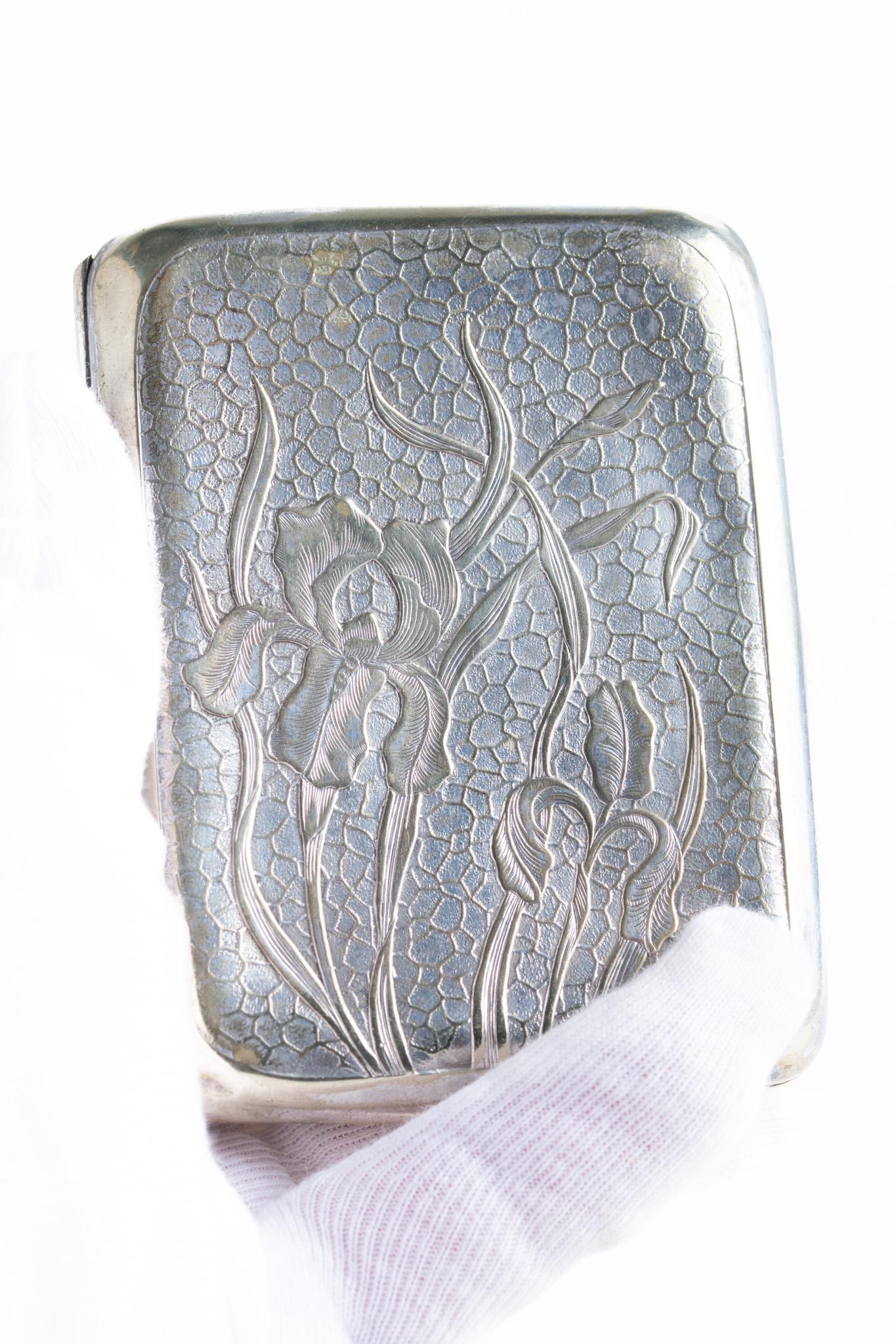 Antico portasigarette in argento placcato Art Nouveau con rilievo di fiori d'iris c.C. in vendita 1