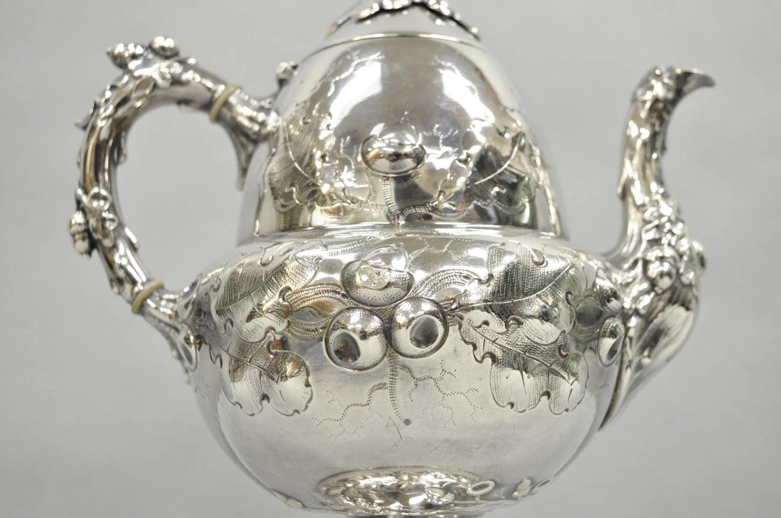 Antike Jugendstil Versilbert Nüsse & Ranken Repousse Teekanne Teekessel (Art nouveau) im Angebot