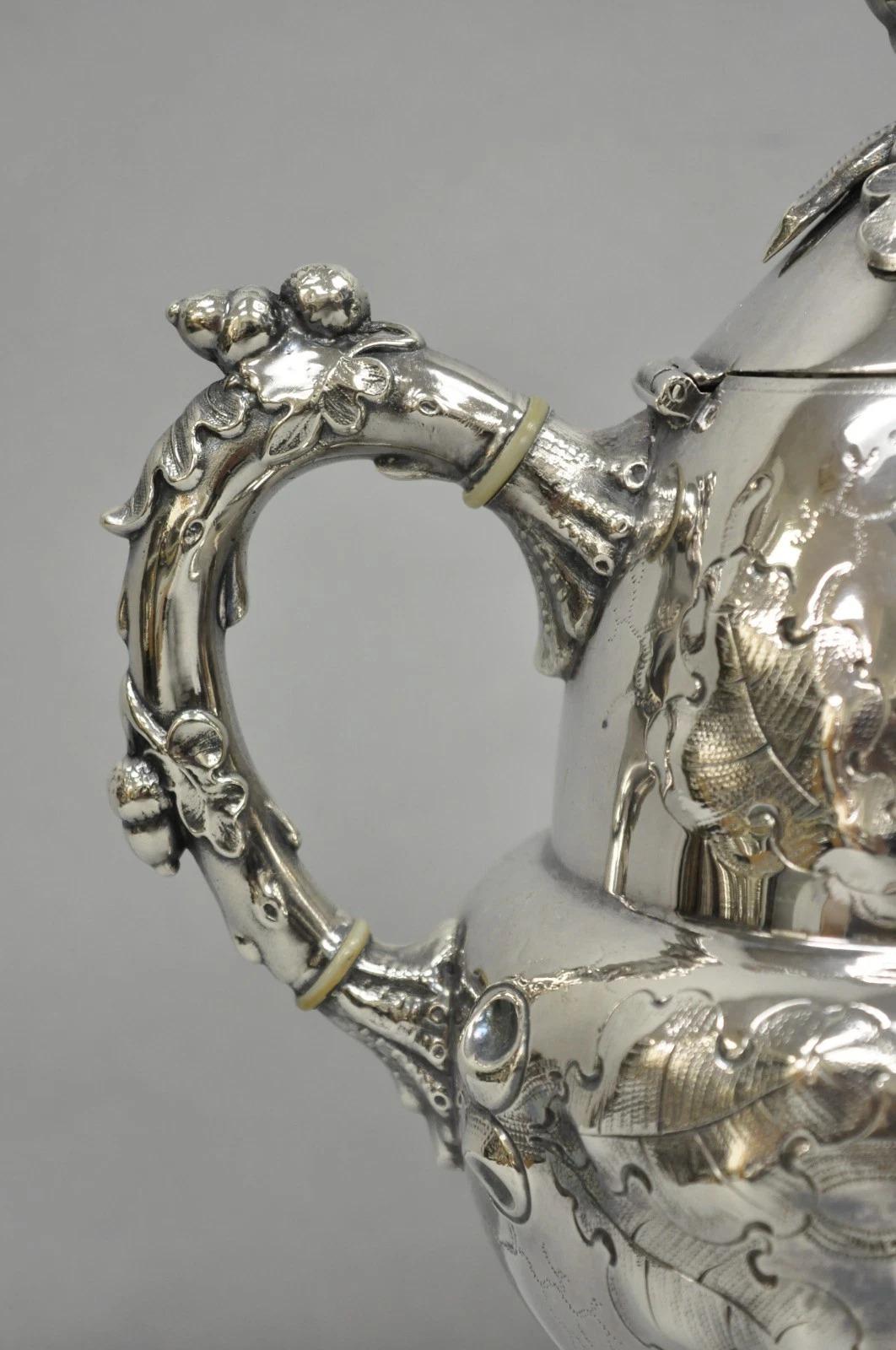 Antike Jugendstil Versilbert Nüsse & Ranken Repousse Teekanne Teekessel im Zustand „Gut“ im Angebot in Philadelphia, PA