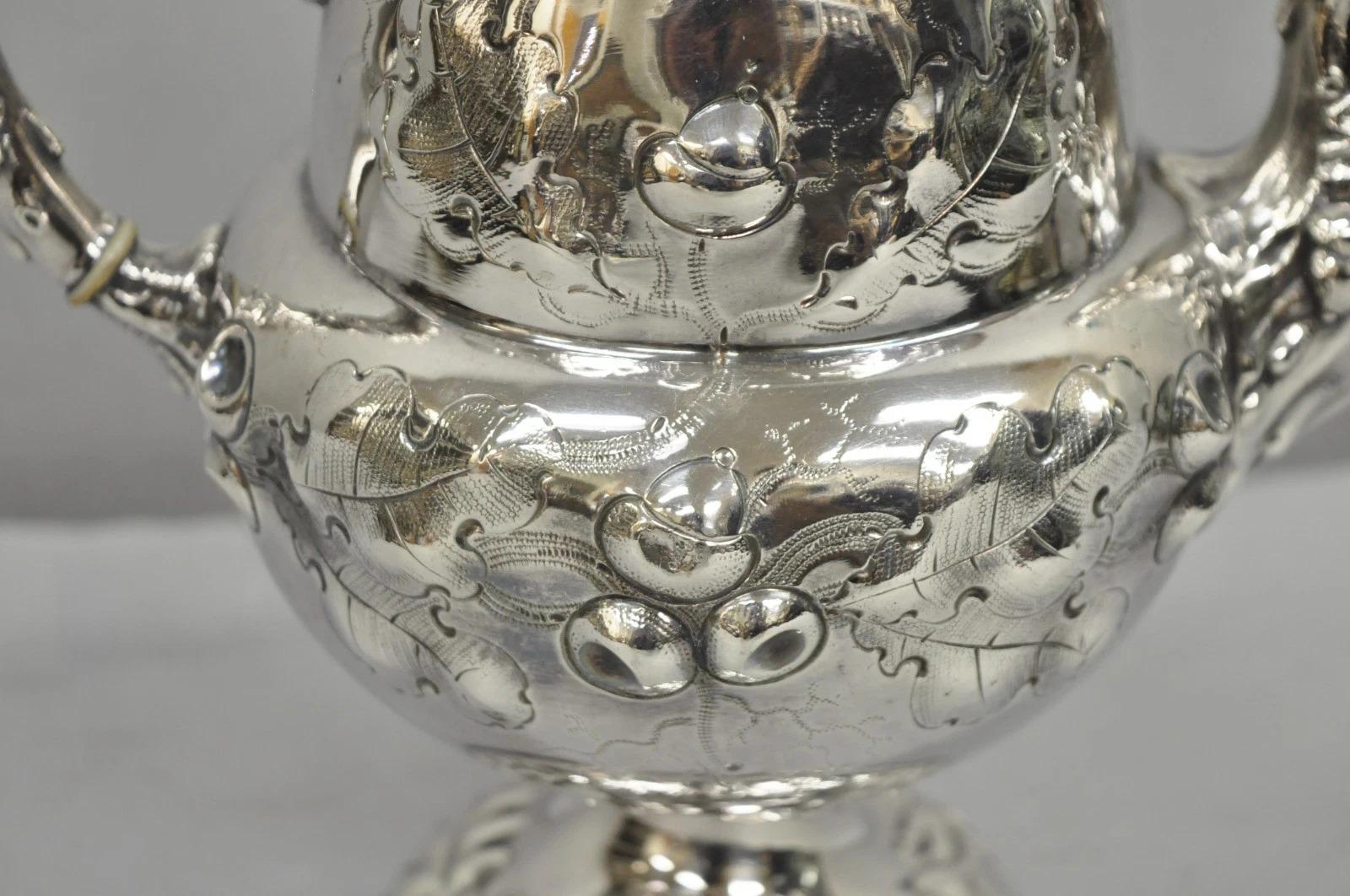 Antike Jugendstil Versilbert Nüsse & Ranken Repousse Teekanne Teekessel (20. Jahrhundert) im Angebot