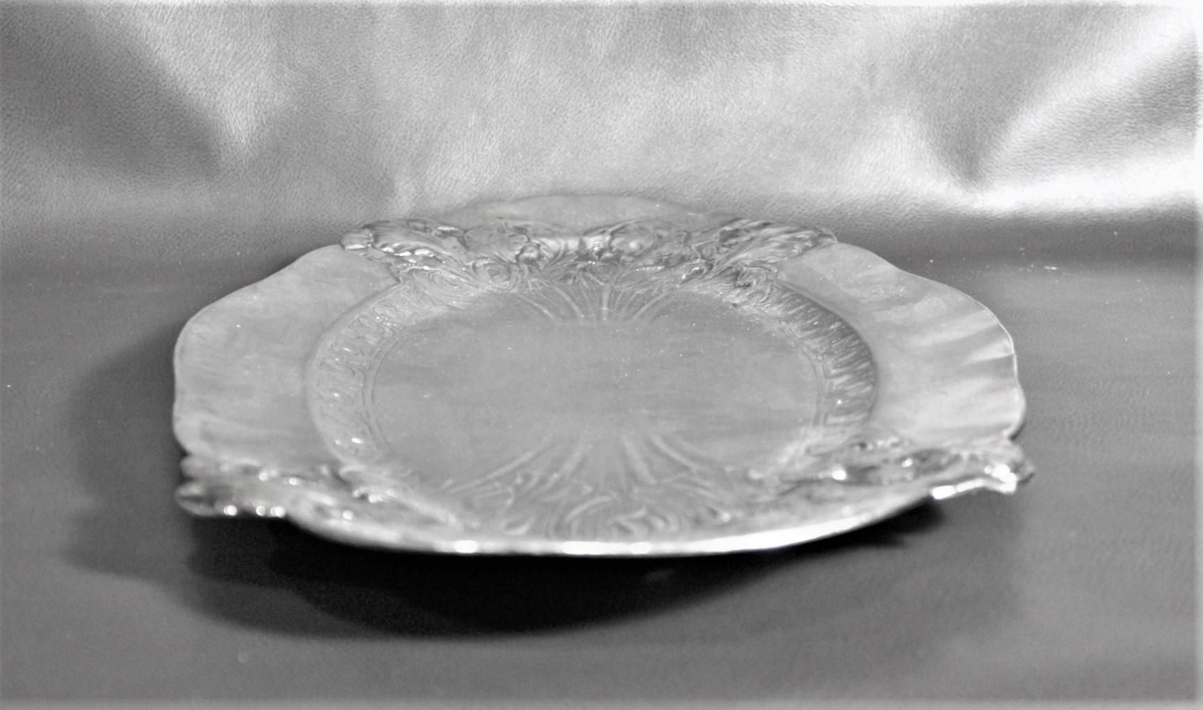 Antikes, versilbertes ovales Serviertablett im Art nouveau-Stil mit erhabenem Blumenmotiv (Kupfer) im Angebot