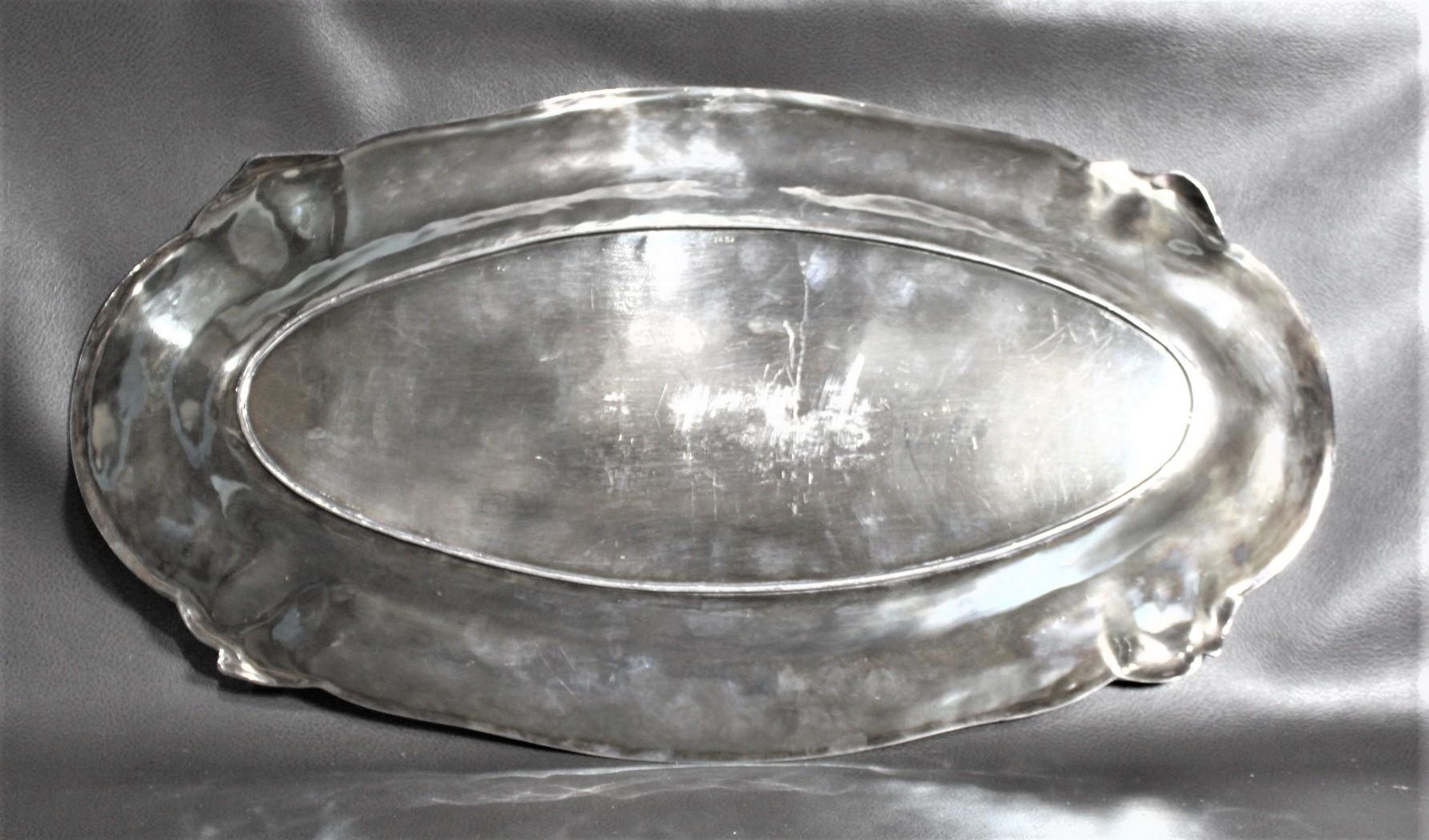 Bandeja ovalada antigua Art Nouveau plateada con motivo floral en relieve en venta 1
