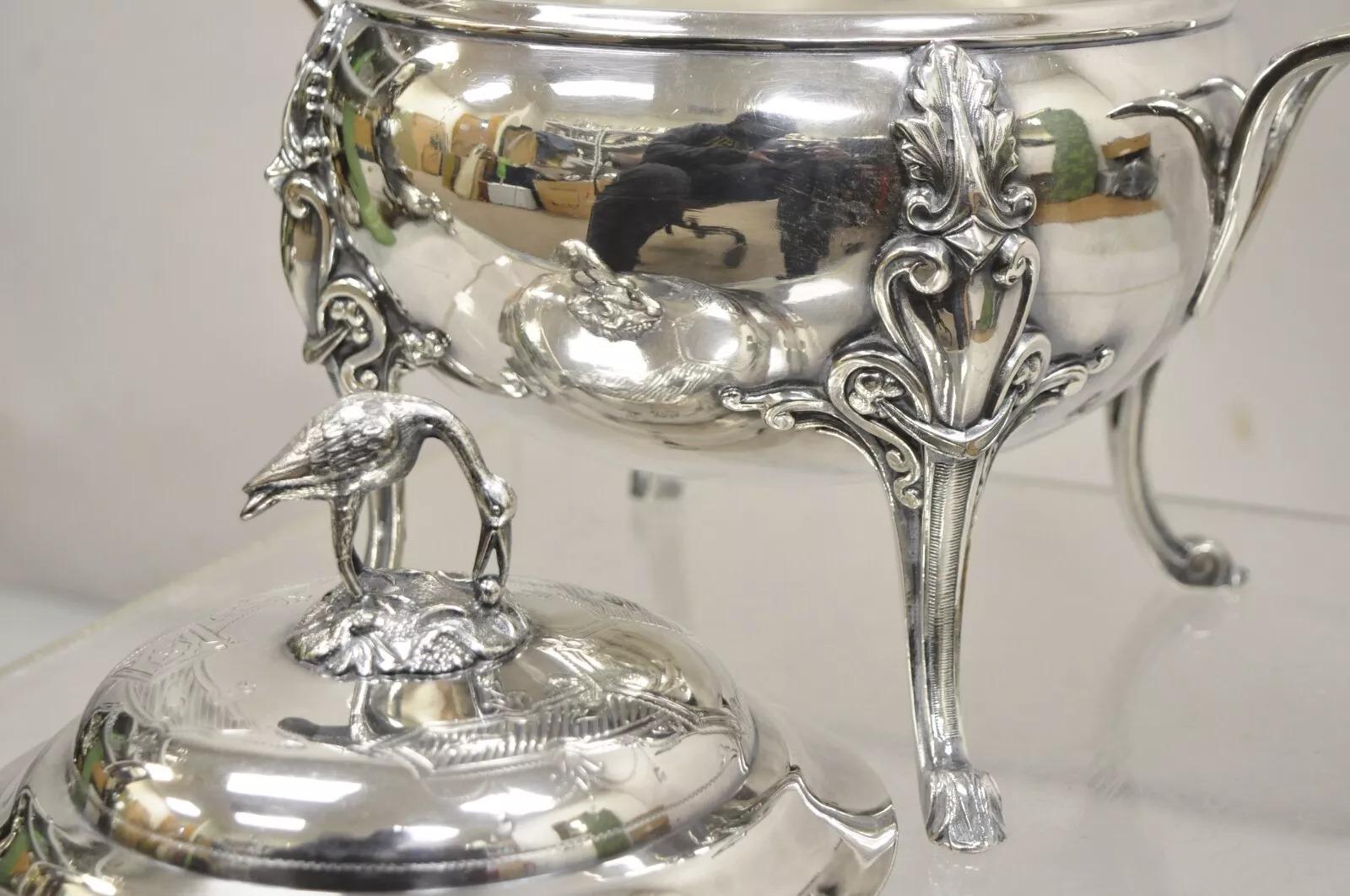 Soupière ancienne Art Nouveau en métal argenté avec anse en forme d'oiseau de grue. Circa Early 20th Century. Dimensions : 10,5