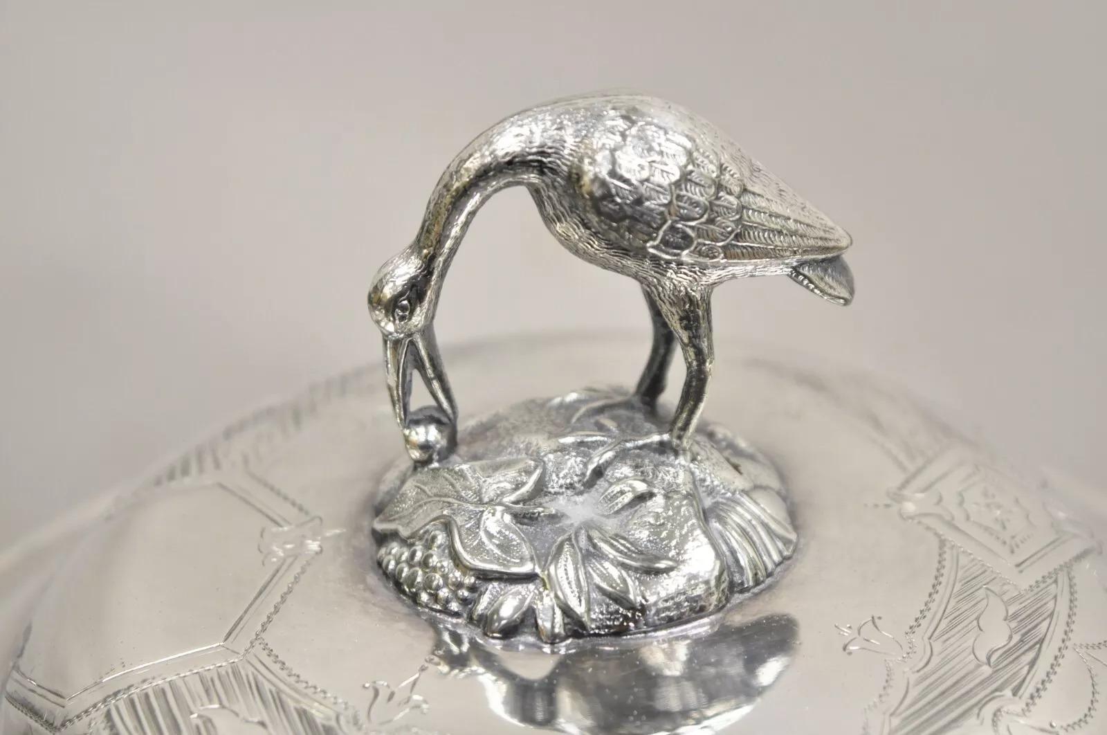 Art nouveau Soupière ancienne en métal argenté Art Nouveau avec anse en forme de Crane en vente