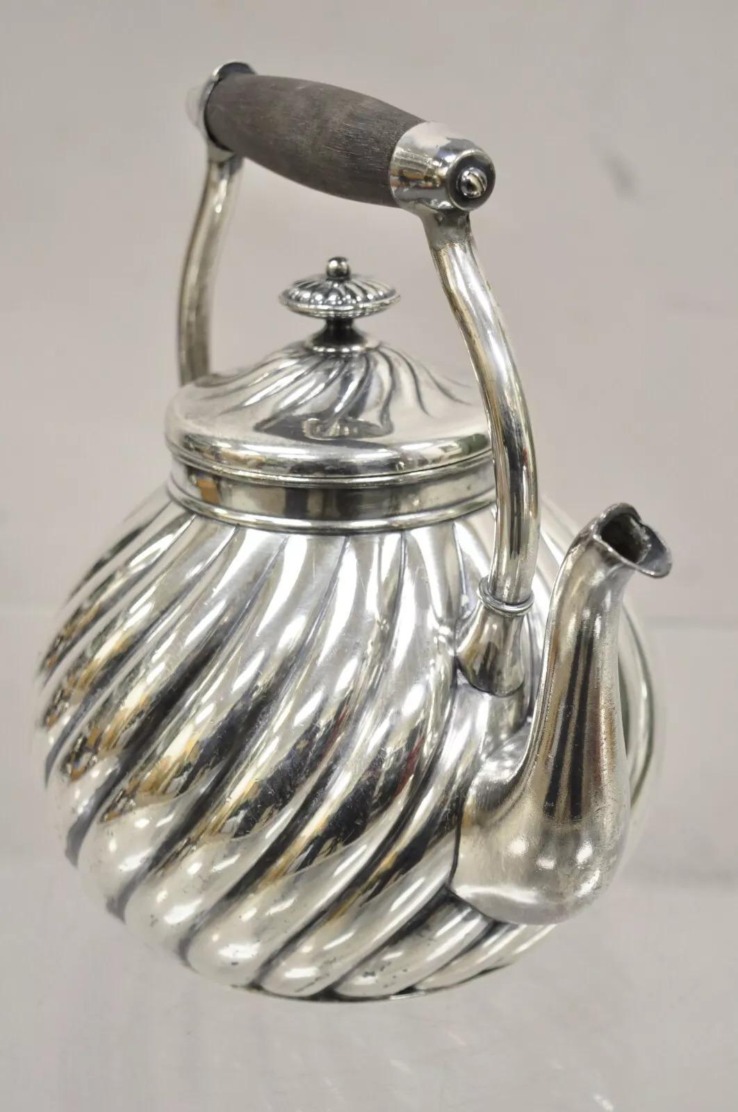 Antica teiera a spirale in stile Art Nouveau placcata in argento con manico in legno. Circa all'inizio del XX secolo. Misure: 8,5