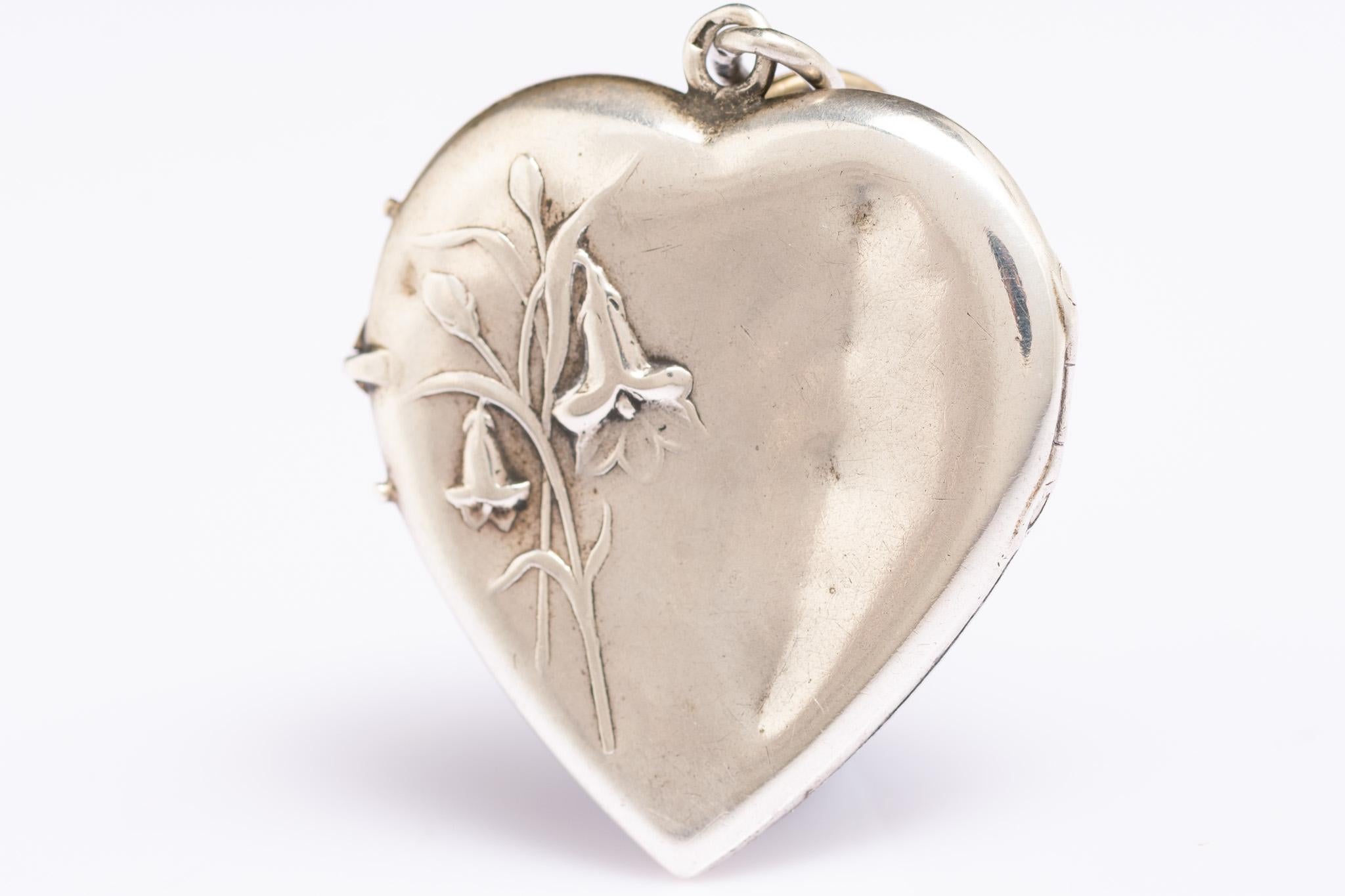 Stunning Austrian Art Nouveau heart-shaped locket with a bell shaped flowers- snowdrop motif in solid silver. Stamped with a 800 mark. It closes well at the top. Snowdrops have a very deep meaning behind them. As one of the first flowers of spring,