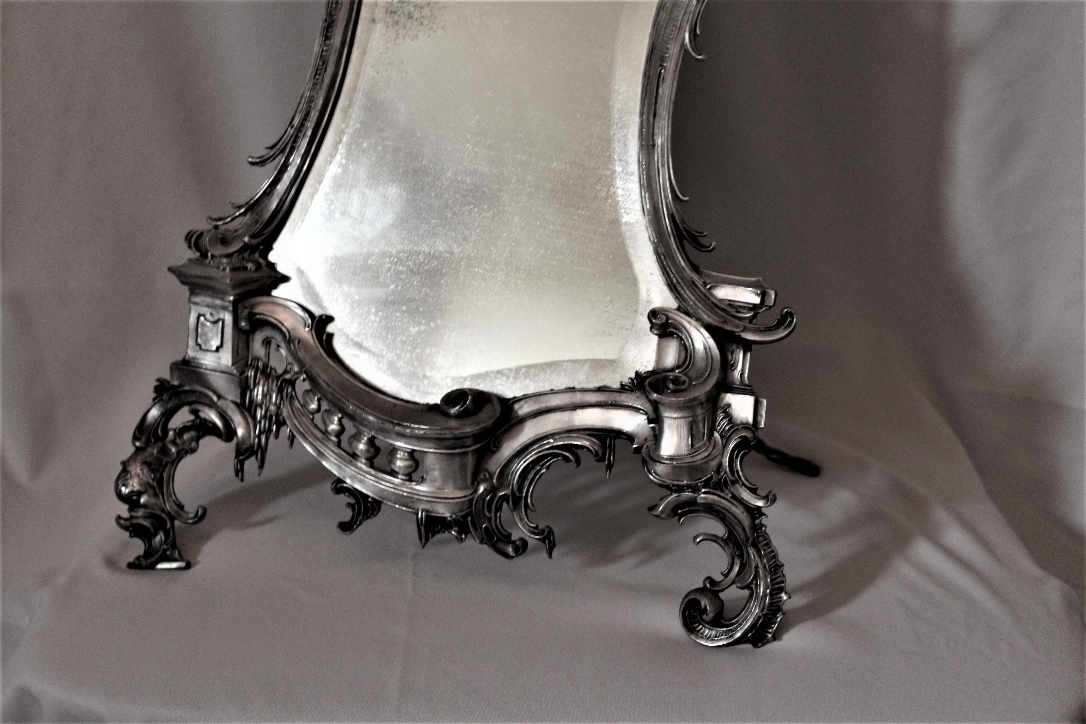 Un très beau miroir de table Art Nouveau plaqué argent. Le moulage comporte un dauphin et un visage de chérubin. La chaîne semble neuve et l'argent est en bon état. Il se peut qu'elle ait été replaquée à un moment donné. Le miroir est doté d'un bord