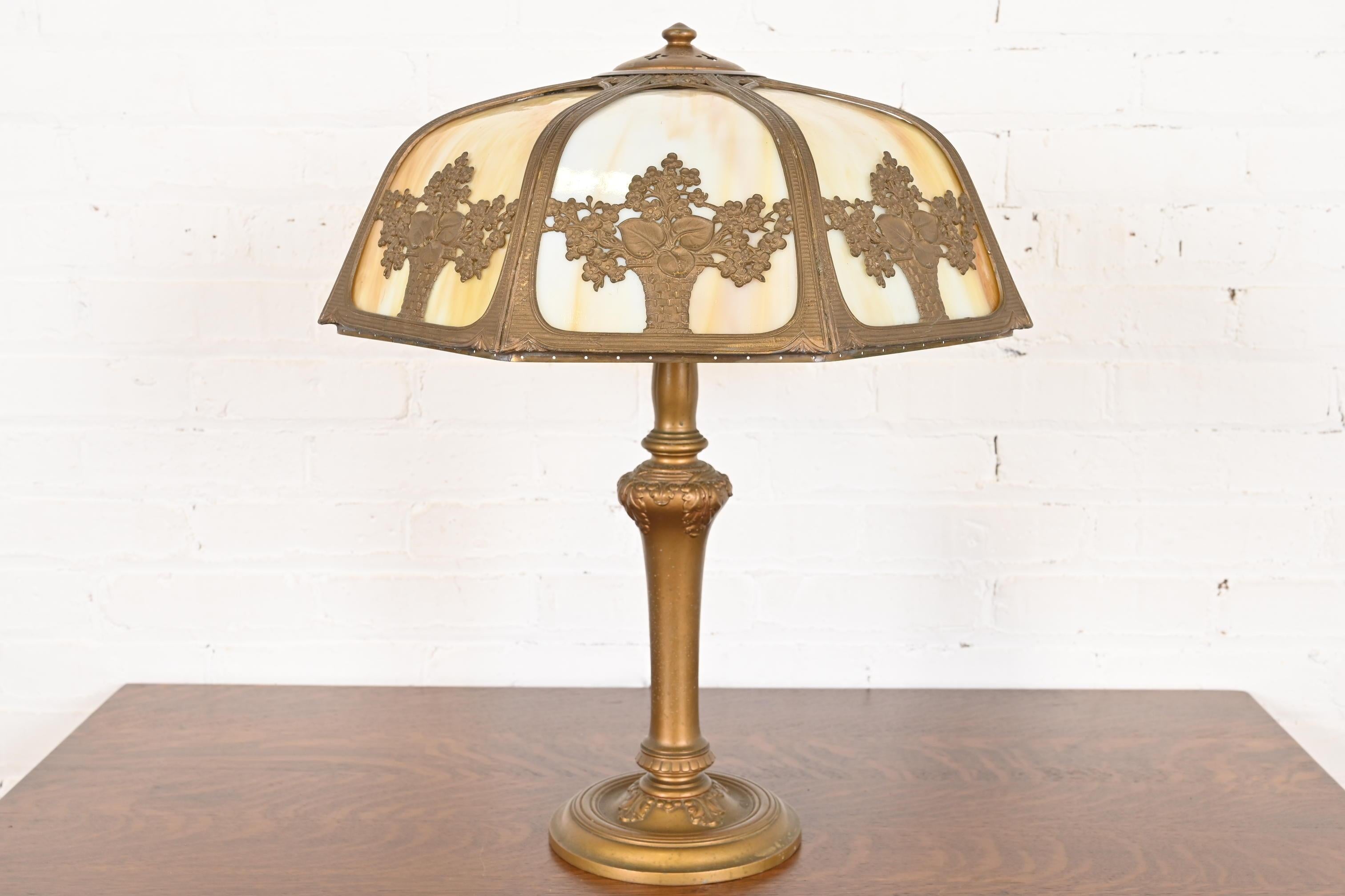 Excepcional lámpara de sobremesa antigua de época Art Nouveau con preciosa pantalla de cristal de escoria caramelo curvado de ocho paneles

Atribuido a Haendel

EE.UU., circa 1920s

Medidas: 20