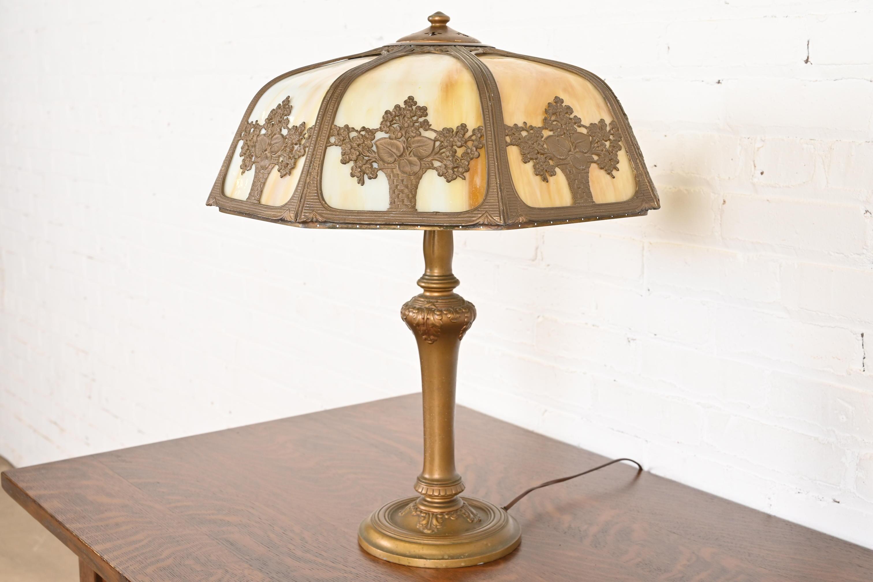 Antigua lámpara de mesa Art Nouveau de vidrio de escoria atribuida a Handel, circa años 20 Estadounidense en venta