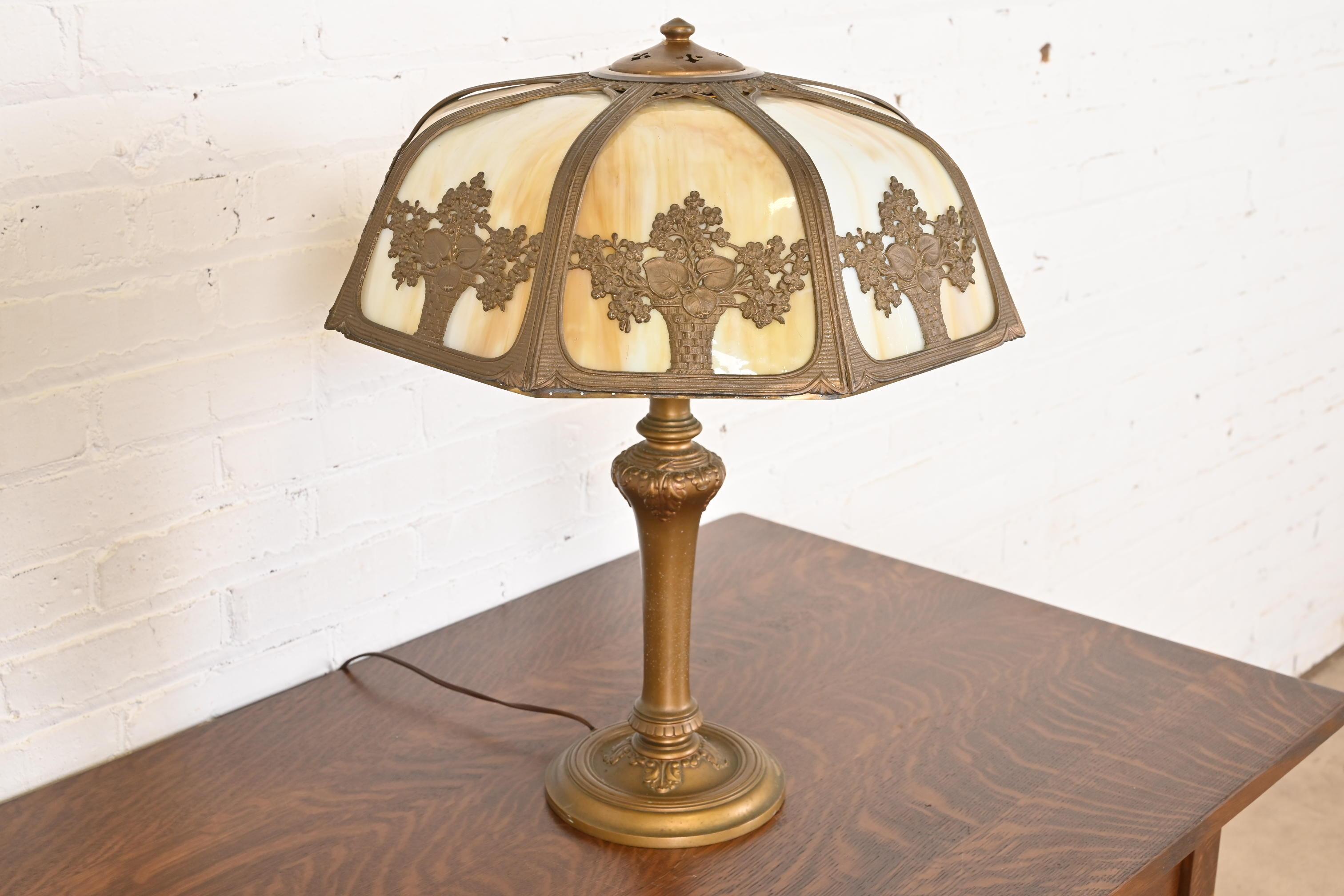 Antigua lámpara de mesa Art Nouveau de vidrio de escoria atribuida a Handel, circa años 20 en Bueno estado para la venta en South Bend, IN