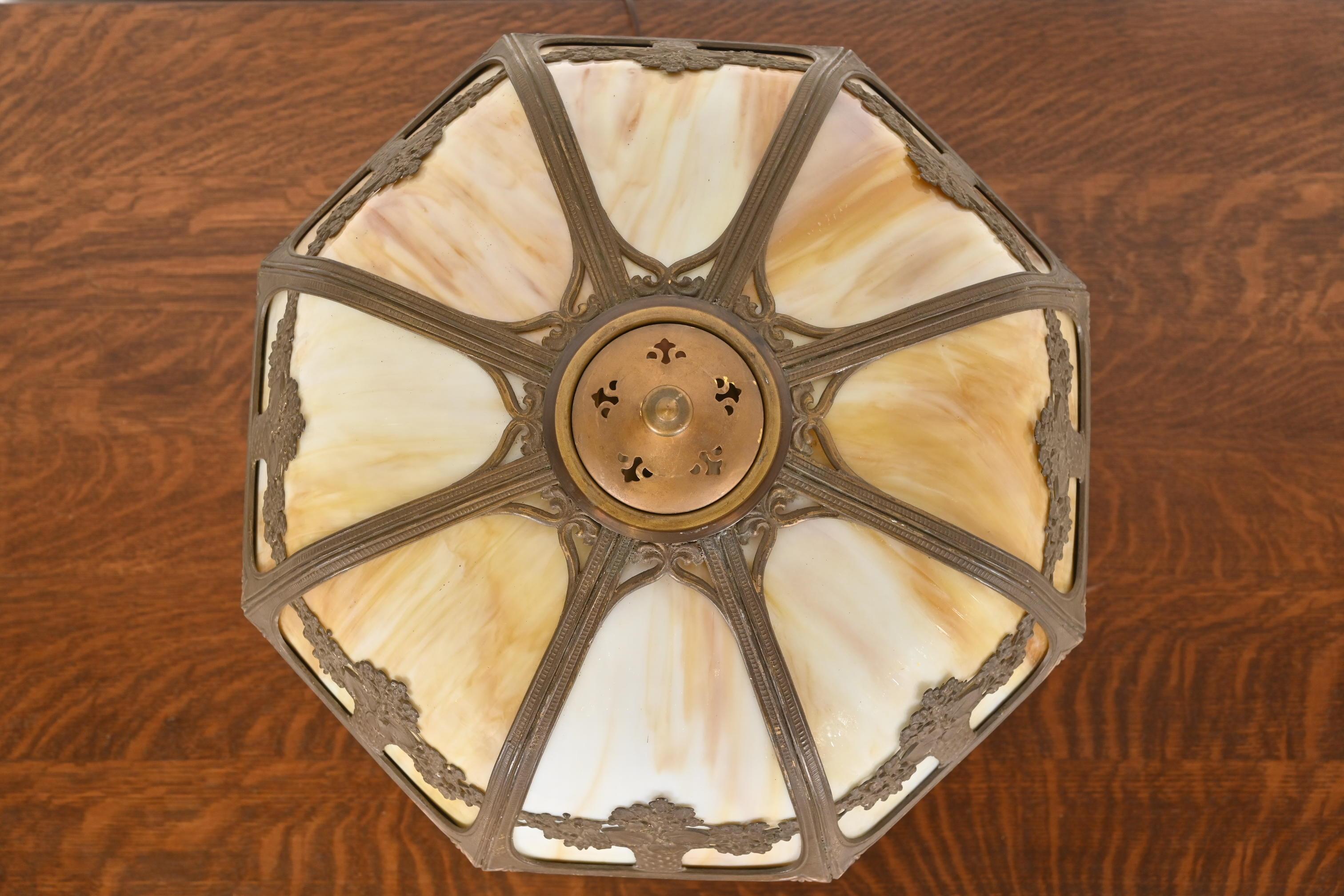 Antigua lámpara de mesa Art Nouveau de vidrio de escoria atribuida a Handel, circa años 20 principios del siglo XX en venta