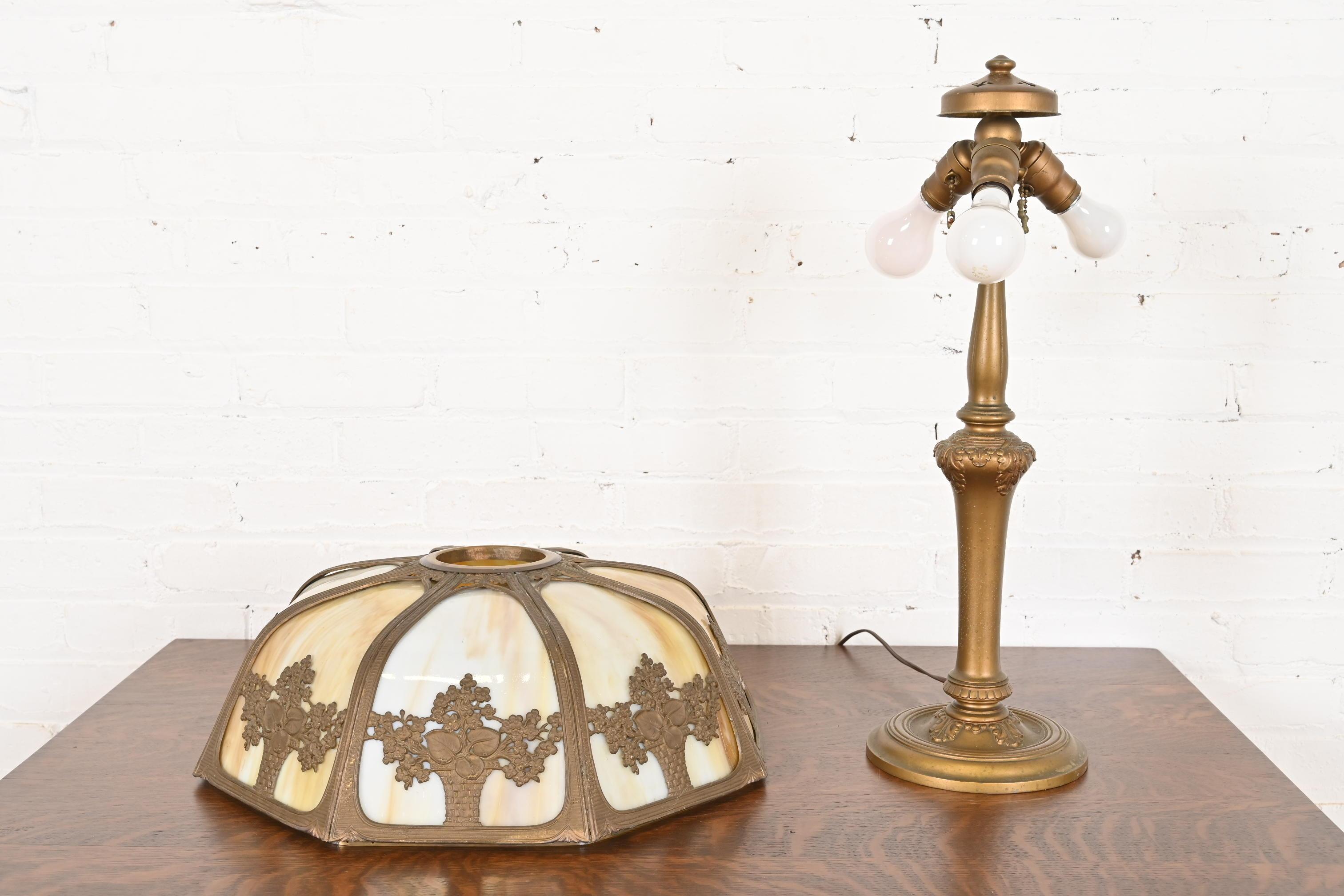 Antigua lámpara de mesa Art Nouveau de vidrio de escoria atribuida a Handel, circa años 20 en venta 2