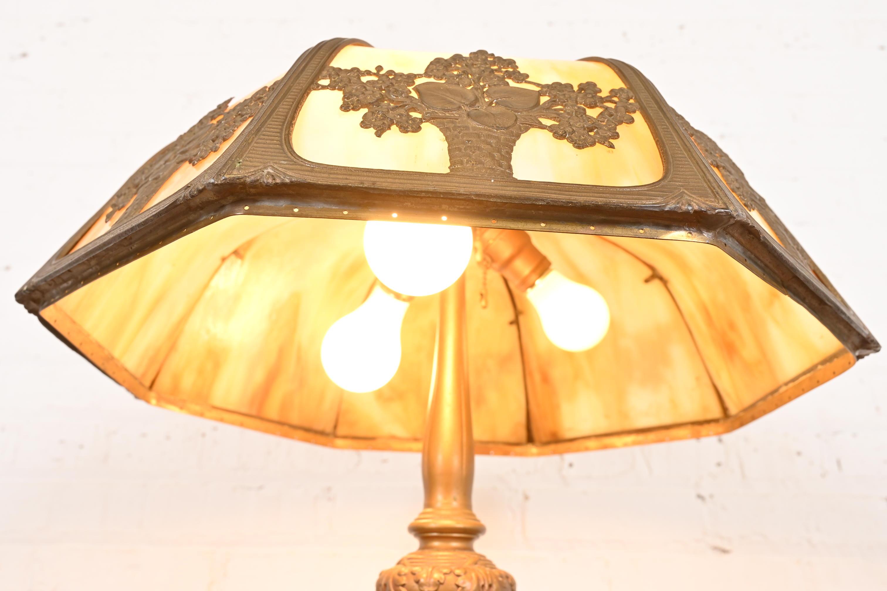 Antigua lámpara de mesa Art Nouveau de vidrio de escoria atribuida a Handel, circa años 20 en venta 3