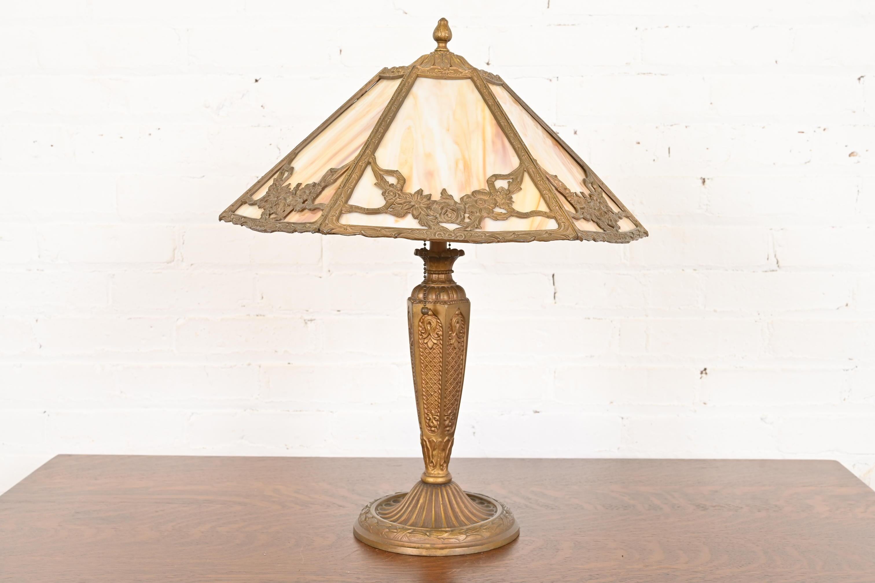 An exceptional antique Art Nouveau period table lamp with gorgeous caramel slag glass shade

In the manner of Handel

By Salem Bros.

USA, Circa 1910

Measures: 18